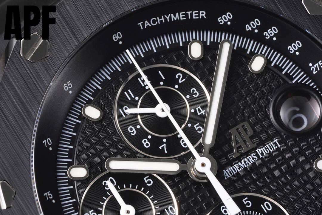 APF厂“新配色”爱彼皇家橡树离岸型26405系列陶瓷腕表 秒杀市面上所有版本“封顶之作 杜绝一眼假”在原有的基础上 潜心研发 突破壁垒 “打破原装封锁技术，同步原装独家计时码表款可松动头粒”使上手最大程度贴合手腕，大大提高了佩戴的舒适 同时也杜绝一眼假的尴尬处境。APF厂真正做到从每一个喜欢手⌚️的表友角度考虑 1. 表壳与圈口的选料，使用进口的氧化锆，无需任何颜料，以超高的压力与超高的温度锻造，形成超高密度的彩色陶瓷 2.采用最新CNC级别的打磨技术，将整个表壳的个个角度完美处理， 3.每颗六角螺丝都与表框处于同一平面上，不接受一丝一毫的凸显与凹陷，真正诠释了何为顶级复刻艺术 4.表盘以爱彼经典的大格纹为背景，层次分明的方格排列，经过完美打磨，将匠人的工艺体现的淋漓尽致 5.镜面采用双面蓝宝石镜片，天然橡胶皮带，6.机芯采用原装3126的计时机芯，十二位的小秒，6点钟位和九点位的12小时计时与30分钟计时，完美的还原了原版的所有功能，每块手表APF厂都经过人工QC确保机芯的稳定性，真正做到无可挑剔 欢迎各位 表友鉴赏💯🔥