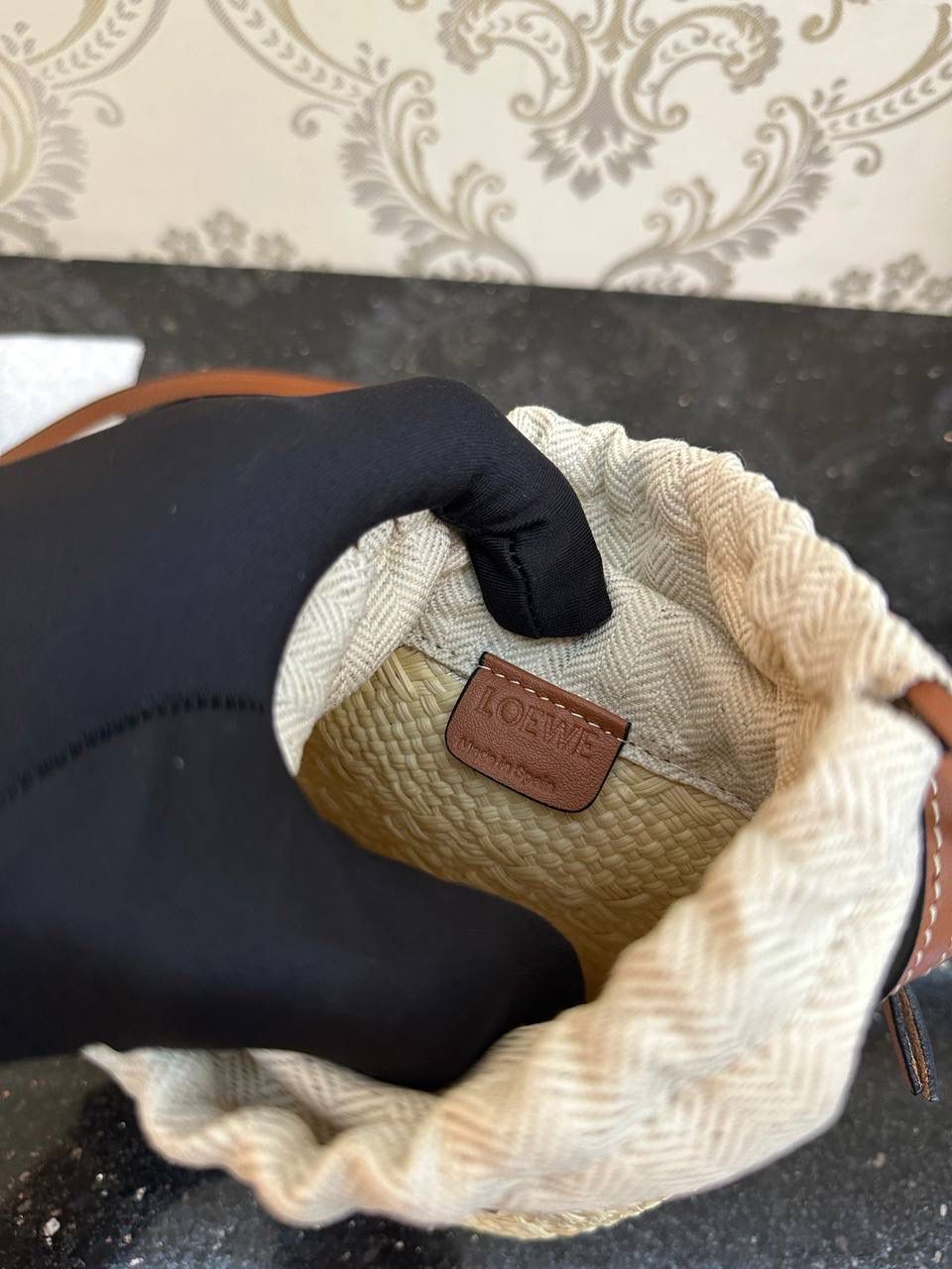 𝑨𝒏𝒂𝒈𝒓𝒂𝒎 𝑩𝒂𝒔𝒌𝒆𝒕 🥇草编手机包📱 面料：进口棕榈纤维/牛皮 颜色：原色/棕褐色 编码：522313 尺寸：14-6-22.5cm （下单须知：‼️由于天然纤维材料特别，日照时间长短不同，颜色会略有变化，纯手工制作，每个包的尺寸也会所不同‼️） ✅传统篮子手袋，带有经典手工编织包身 管状牛皮带子，Anagram压纹，天然进口棕榈纤维制成，纯手工编织成型 ✅搭配一条牛皮长肩带，人字纹帆布内里抽绳设计，容量超大，斜挎单肩皆🉑️