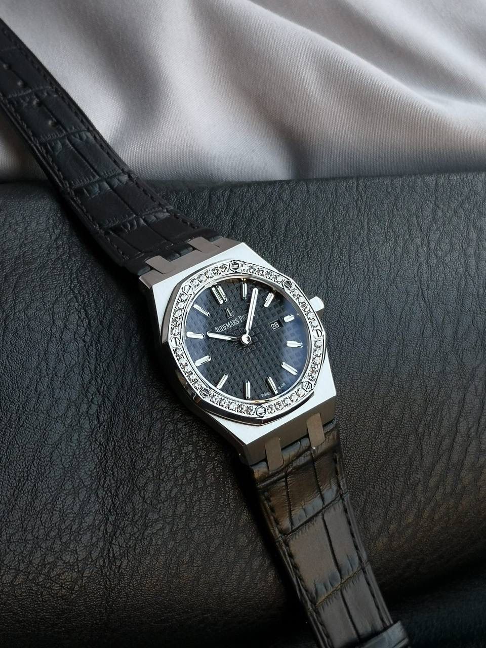 🚀爱彼皇家橡树系列不惜成本镶嵌世界最顶级的120切面施华洛顶级锆石，每一颗都攥刻有swarovski zirconia（用放大镜可看到，行业唯一一家），Swarovski zirconia是全球首款合成立方氧化锆，完全符合首屈一指的国际钻石评级权威GIA在评定钻石切割等级的综合标准，凭借无可比拟的璀璨光芒，可媲美钻石！整体效果已无限接近正品！可谓用心良苦，超高性价比带来的正品即视感为之点赞‼️ SWAROVSKI ZIRCONIA是全球首款合成立方氧化锆完全符合首屈一指的国际钻石评级权威，美国宝石协会(Gemological Institute of America，简称GIA)在评定钻石切割等级的综合标准。