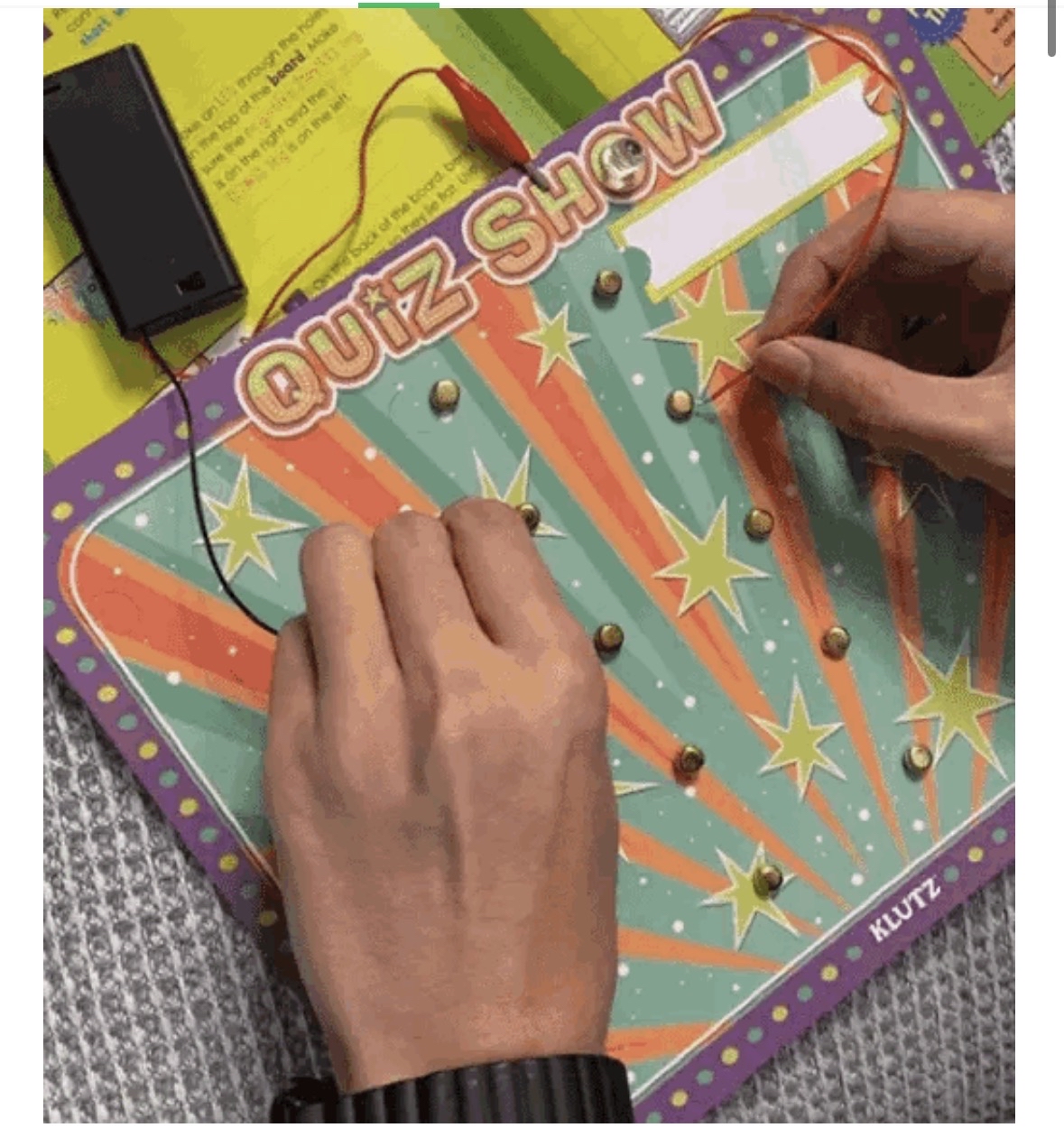 Circuit Games.KLUTZ MAKER LAB: ELECTRICITY & CIRCUITS 副標題是：BUILD & PLAY 5 GAMES! 內含FEED THE SHARK、SPACE LOOP、OPERATE ON BUZZBOT等遊戲。