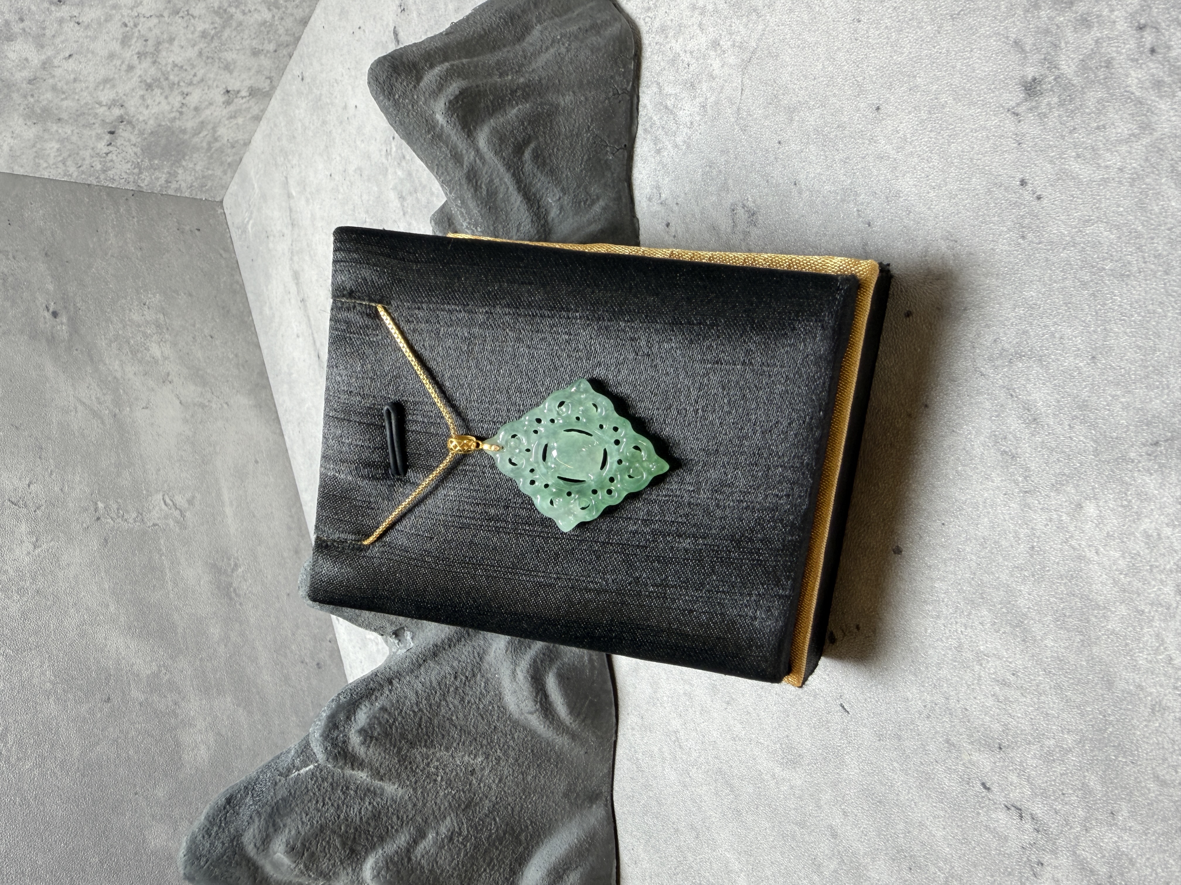 龍紋鏤空翡翠18K吊墜