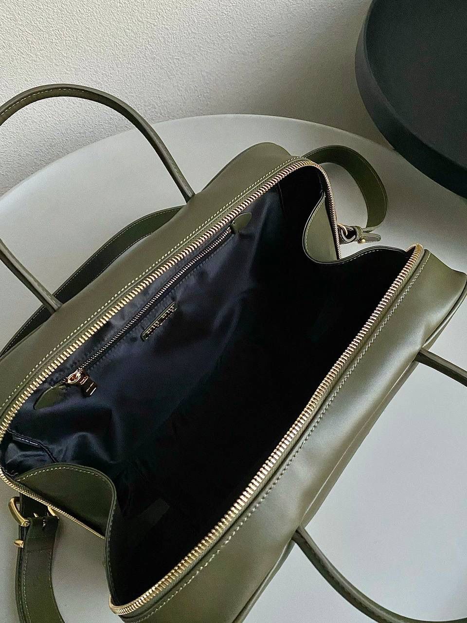 🈶橄榄绿| 肩带款 𝗠𝗶𝘂𝗠𝗶𝘂23秋冬公文包 比经典老款多了一条长肩带 斜挎手拎更加实用，直接翻红啦！！ 看似一样，实际尺寸上有轻微小改 但差异不大，整体也比老款要薄一点 斜挎起来更有轻盈感，不会显得太笨重 近两年miu水涨船高，爆款制造机 出什么火什么，杀疯了已经，都去冲 一整个甜酷少女感路线，赢麻了！！ 23×34×10cm，#F0020m