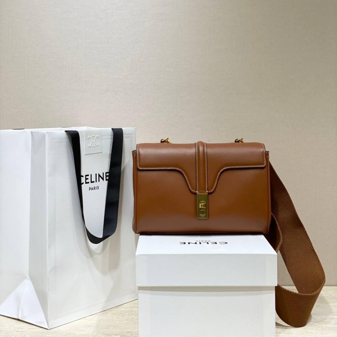 🔥大货实拍图 𝗖𝗘𝗟𝗜𝗡𝗘 ♥ 𝗧𝗘𝗘𝗡 𝗦𝗢𝗙𝗧 𝟭𝟲 创意总监HEDI SLIMANE创作的首款手袋16系列，柔软考究的小羊皮搭配标志性金属旋锁，别致优雅。型号：196853 尺寸：23*15*9cm