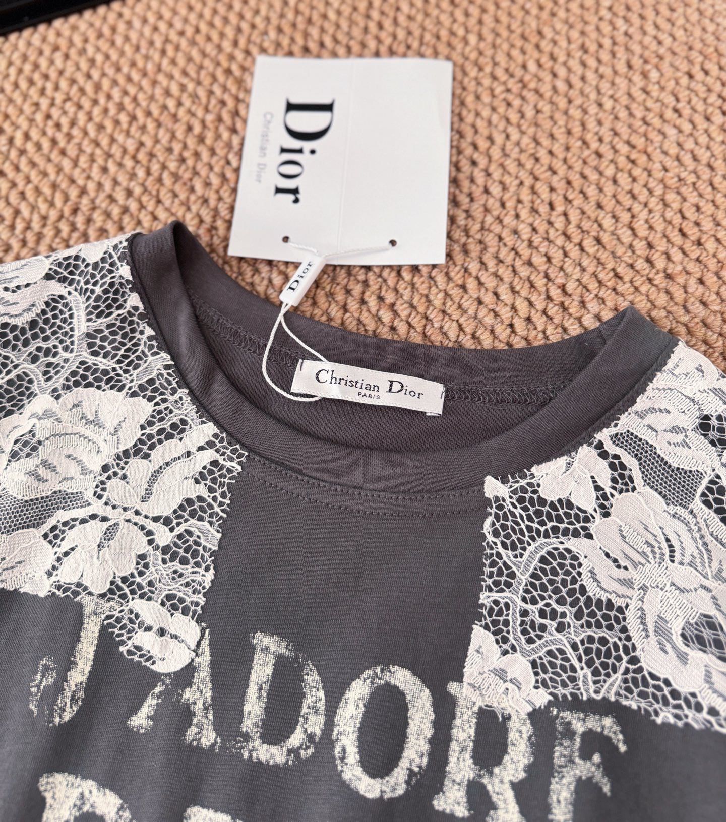 $250件Dio* 重工蕾絲拼接一眼淪陷印花短袖T恤®
