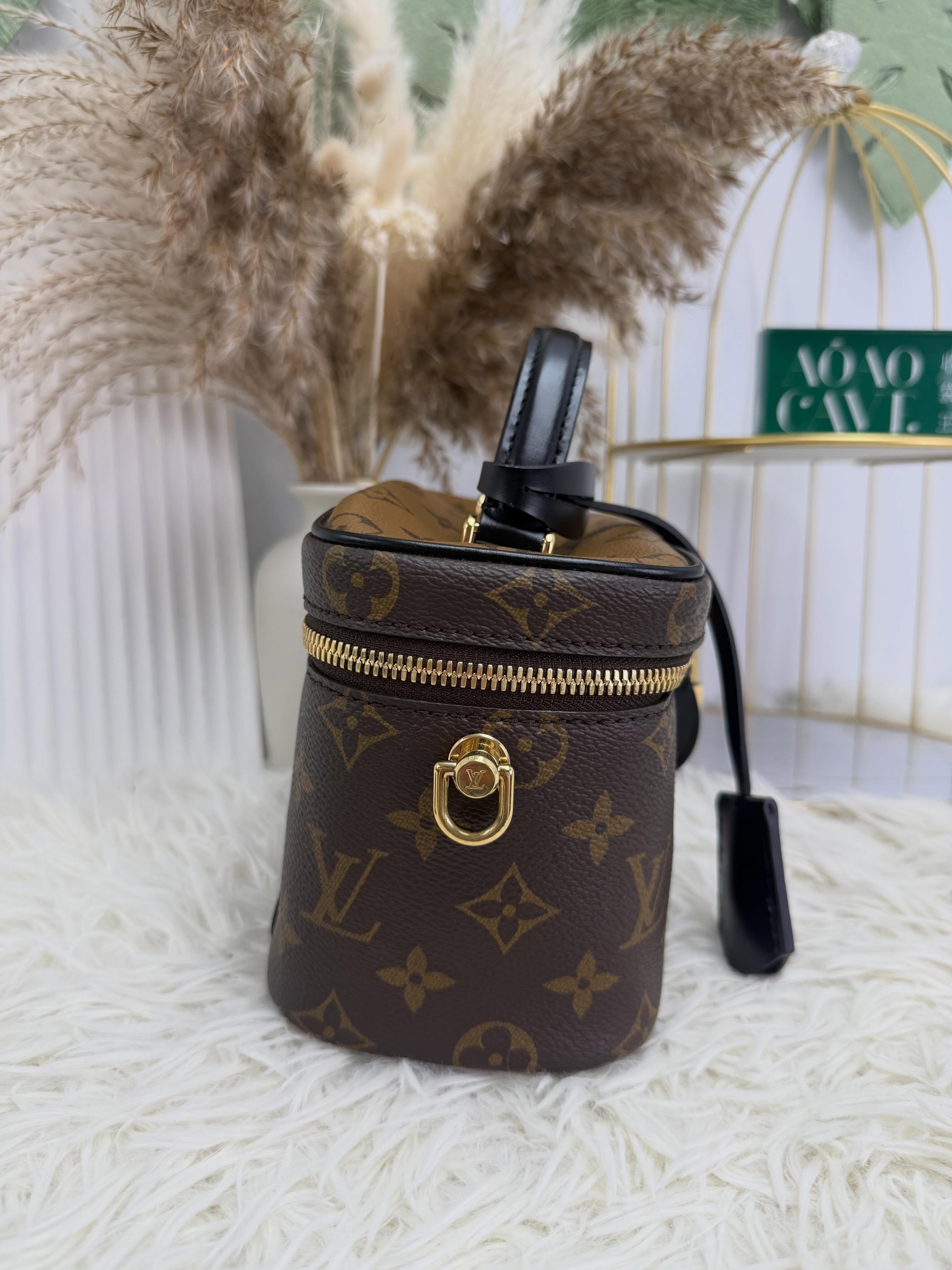 Lv👜 PRE OWNED 🛍️ 化妝包 有鏈條 晶片款 有單全套🤎  18.5*10*12cm  配件: 塵袋，晶片款 ，2021年單，鏈條，盒 💰優惠價 $11980 98%new  #收袋王  喜歡的話快點pm/whatsapp 我們💓 銷售熱線51111 321（whatsapp)  我們服務包括有：手袋飾物回收、手袋置換(一換一、一換多也可以） 、專業手袋鑑證、專業手袋護理  購買方法 🏢親臨門市 荃灣南豐中心15樓1521室（荃灣地鐵站a出口1分鐘到）敬請預約 ❤️只賣正品正貨，任驗💓🫰🏻 ❤️‍🔥本店為香港註冊公司絕對真貨，信心保證👍🏻 🫰🏻本店設有鑑證服務，有駐場鑑證師  ✨歡迎追蹤我哋各個平台緊貼最新優惠x貨品🔥😍 👇🏻👇🏻👇🏻👇🏻👇🏻👇🏻👇🏻👇🏻  ⭐️Instagram: aoaocave  🌈Facebook: aoaocave收袋王  🔥Carousell: acluxuryhk  👆🏻👆🏻👆🏻👆🏻👆🏻👆🏻👆🏻👆🏻  ___________________________  Disclaimer🫰🏻All trademarks and copyrights are reserved to the original brand holders. @AOAOCAVE sells only authentic goods and is not affiliated with any of the brands mentioned.  @AOAOCAVE 跟任何品牌無關，而且沒有持有任何品牌資版權，亦沒有與任何品牌合作。所有商標及版權歸屬於品牌坊所有，帖子只作分享用途。  #aoaocave #手袋回收 #名牌買賣