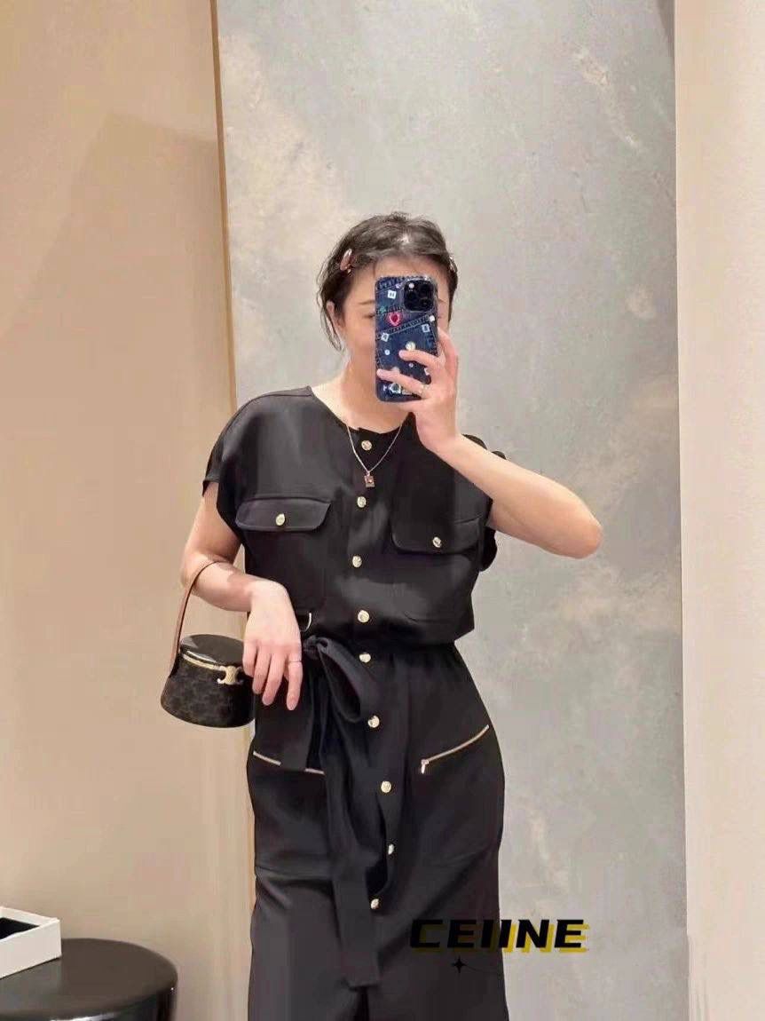 🔥大货实拍图 𝗖𝗘𝗟𝗜𝗡𝗘 ♥️ 𝗡𝗜𝗡𝗔手拎盒 型号：111353 尺寸：13*8*13cm 新品上线啦👏立体盒子包/化妆包~皮带子手拎设计➕圆筒包身，翻盖带镜子，可随时补妆。精致又不失实用性！凹造型拍照，或者当晚宴包，简直美呆🥳