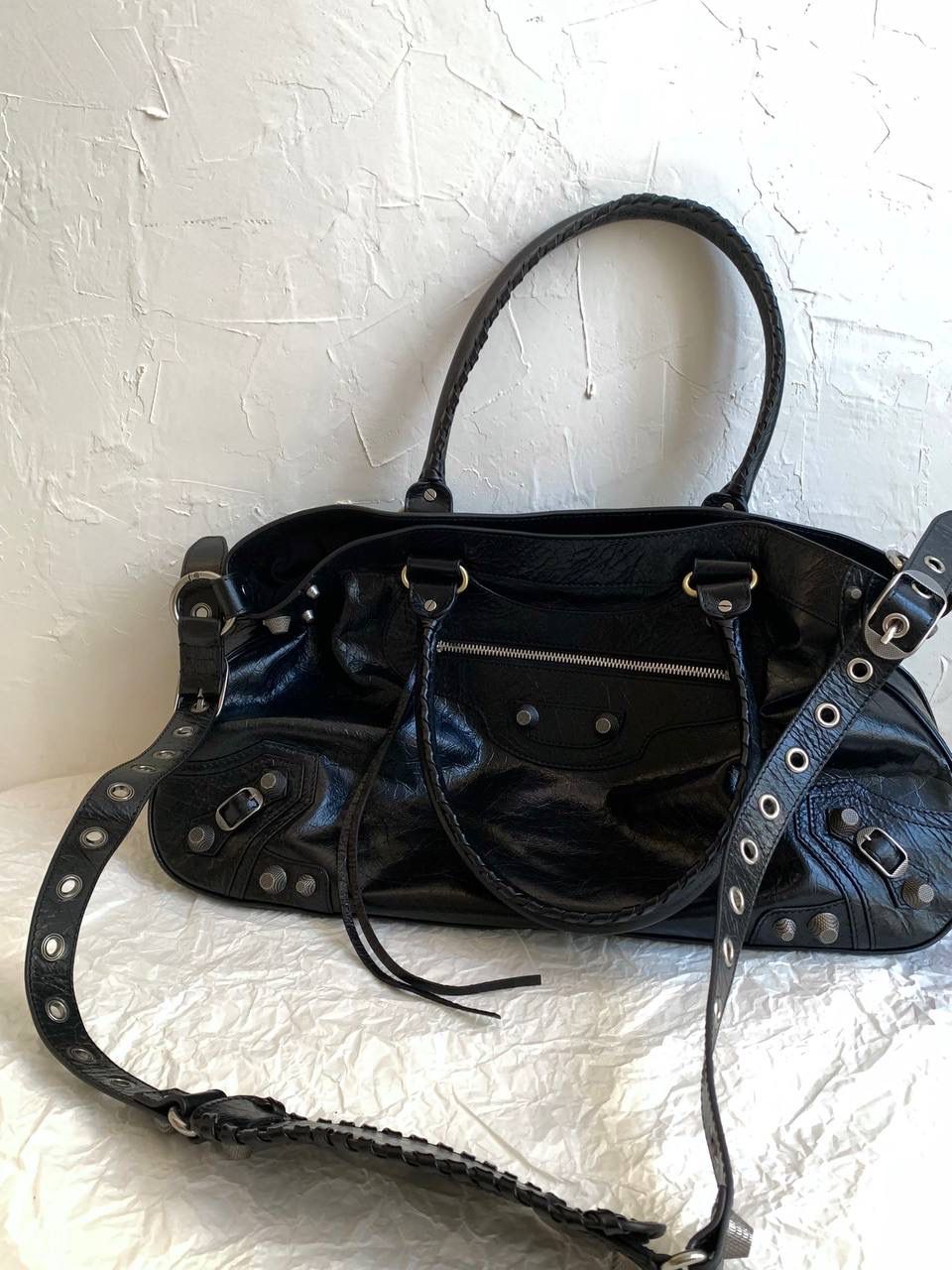 新爆款🔥 ba1enciaga neo cagole xl plus 油蜡黑银🖤 机车包衍生新款，超级好看！ 这只包有三种背法 除了常规的斜挎➕手提 里面还加了一层尼龙布料肩带 直接变成一个大托特！ 14寸的电脑咱说放就放😌 随性松垮的包型，时髦精的tote就它了 机车包最看中的就是整个包的皮料 我们家一直都是安排的原厂皮 皮料一定要软且皱，才做得出zp的慵懒感 46.5×30×13cm791601m