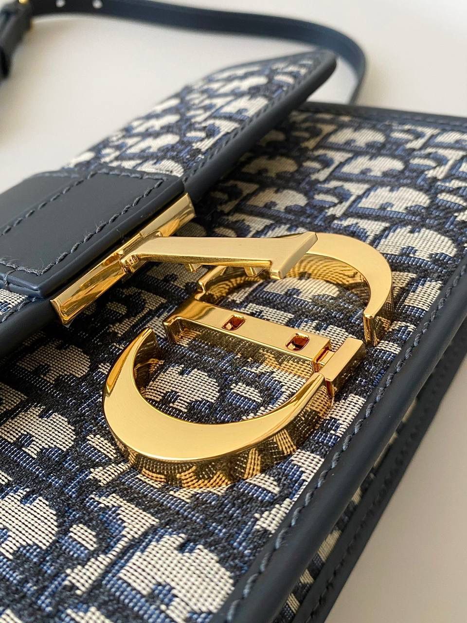 老花蓝 𝗗𝗶𝗼𝗿 𝗠𝗼𝗻𝘁𝗮𝗶𝗴𝗻𝗲蒙田30链条款🩵 自带法式复古感的经典爆款 当红炸子鸡的一只，实在太火了 链条肩带比皮肩带款更温柔女人些 隔几年再拿出来看，还是嘎嘎香 而且每年都在涨，早已经越来越难买 实用保值的首选！跟着买就对了！ 答应我，立马买！不要犹豫！ 25×16.5×8cm 大号/中号/小号都🈶!