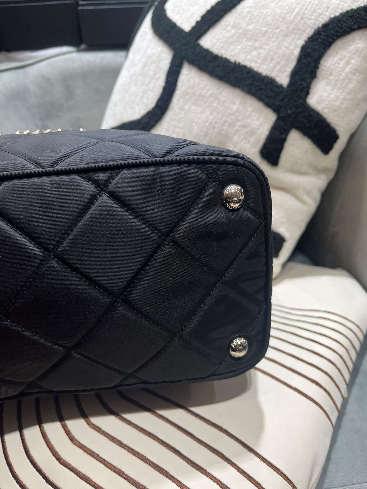 Prada nylon shoulder bag  100%Authentic ,98%new✅dust bag