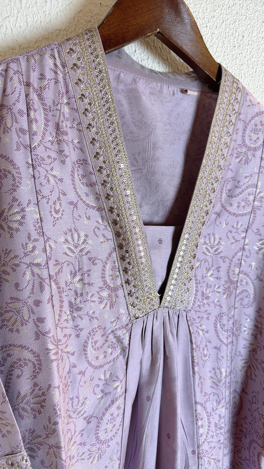 2485 Lavendar Paisley V neck OP 44"