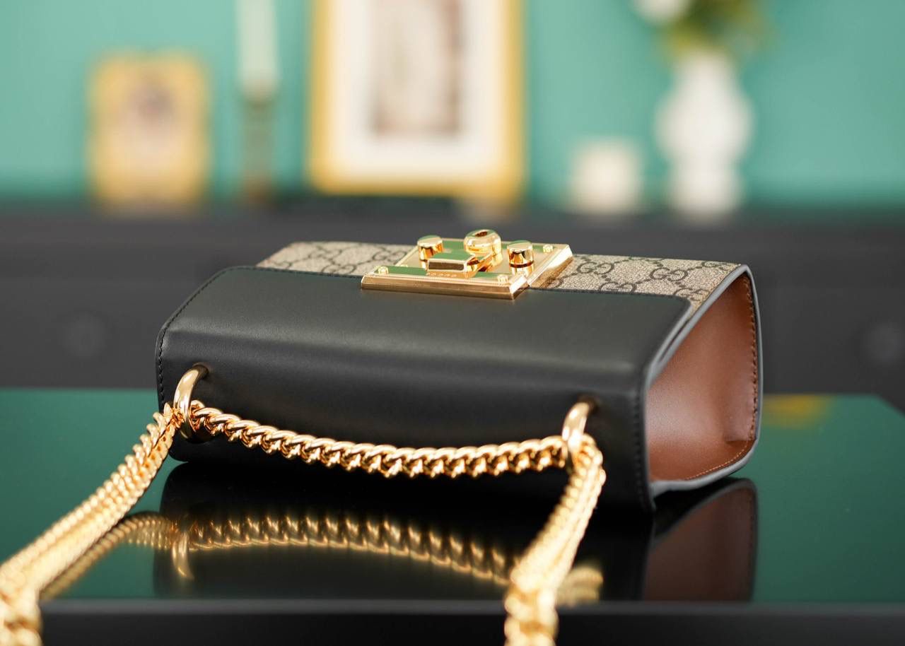 🥯Padlock系列小号GG肩背包 黑棕20cm 正品售价¥17.000 GG家经典著作𝐏𝐚𝐝𝐥𝐨𝐜𝐤小锁扣， 众多明星喜爱的复古𝐏𝐚𝐝𝐥𝐨𝐜𝐤，众多网红都在种草推荐， 低调不张扬的复古经典，一眼定情的小包 滑动链条有多种佩戴方法，可肩背也可手提 官方款号 409487 尺寸：20x12x8cm