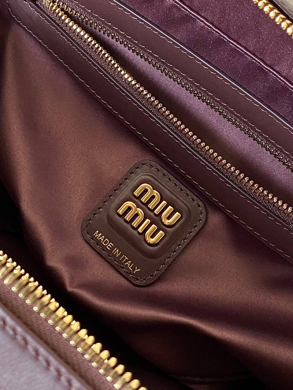 🈶石南木色 | 小号 𝗠𝗶𝘂𝗠𝗶𝘂公文包，大爆款 谁懂啊！小号也太好背了 今年九月份新推出的新尺寸❗️小个子的大福音哇！ 大号hold不住的姐妹，这个号就非常合适了！ 手拎肩背都刚刚好，小巧又不压个子 小号：18×30×9cm #F0020m 大号：23x34x10cm