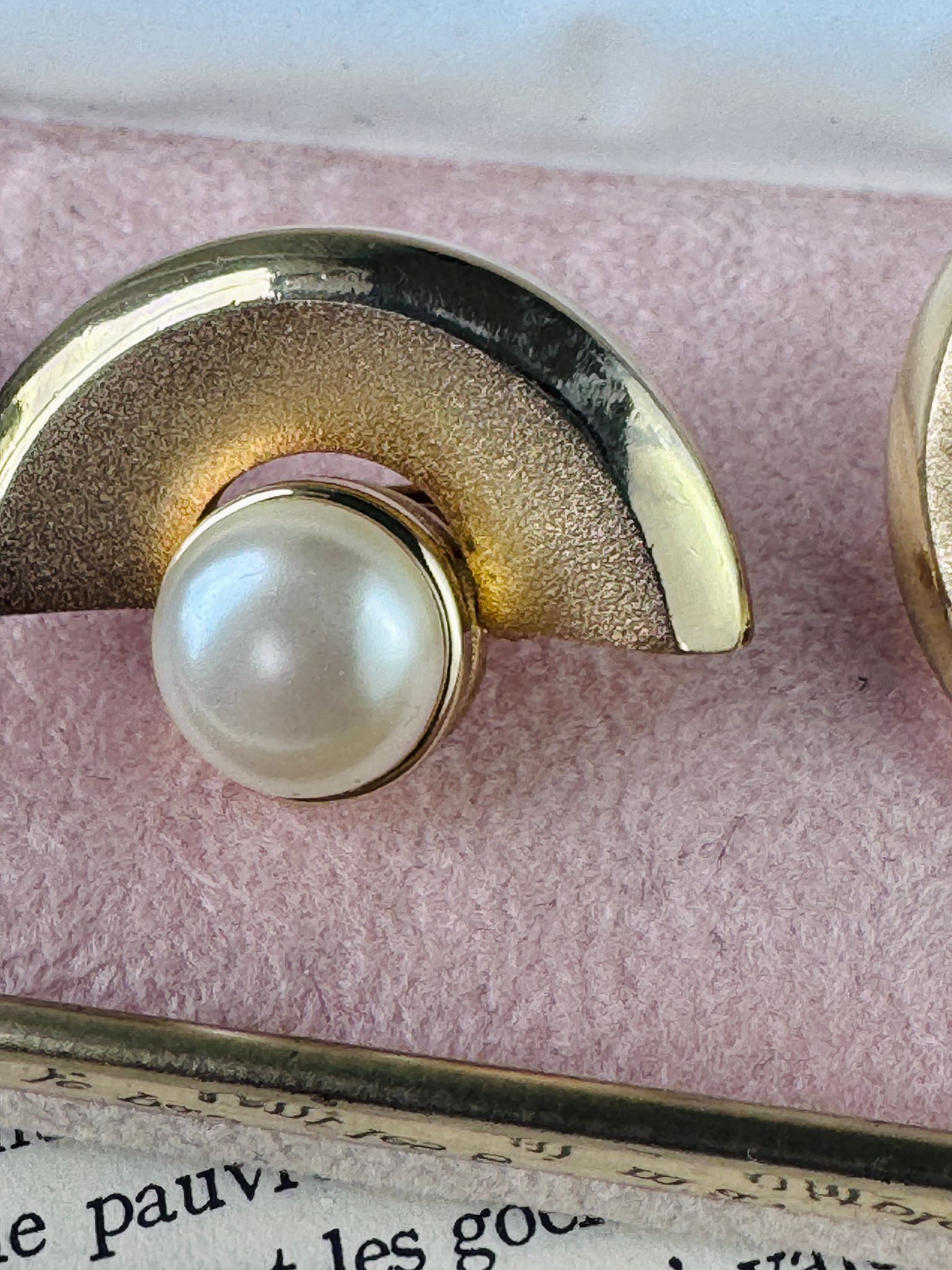 Vintage C.a. 1960-70s "Keyes" Pearl Brush Gold Clip Earrings (MT2589-5)