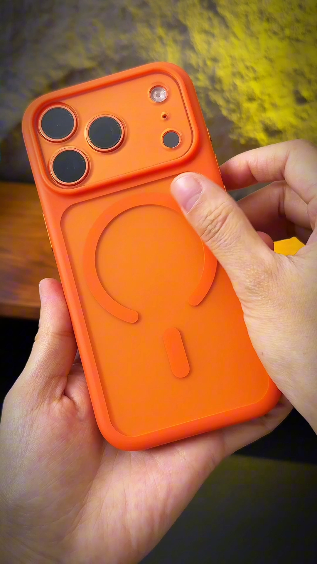 iPhone 17 Pro / 17 Pro Max 劲盾 MagSafe 磁吸壳  磨砂防指纹 · 硬背抗刮 · 软边防摔 · 独立相机按键 · 自带挂绳孔 