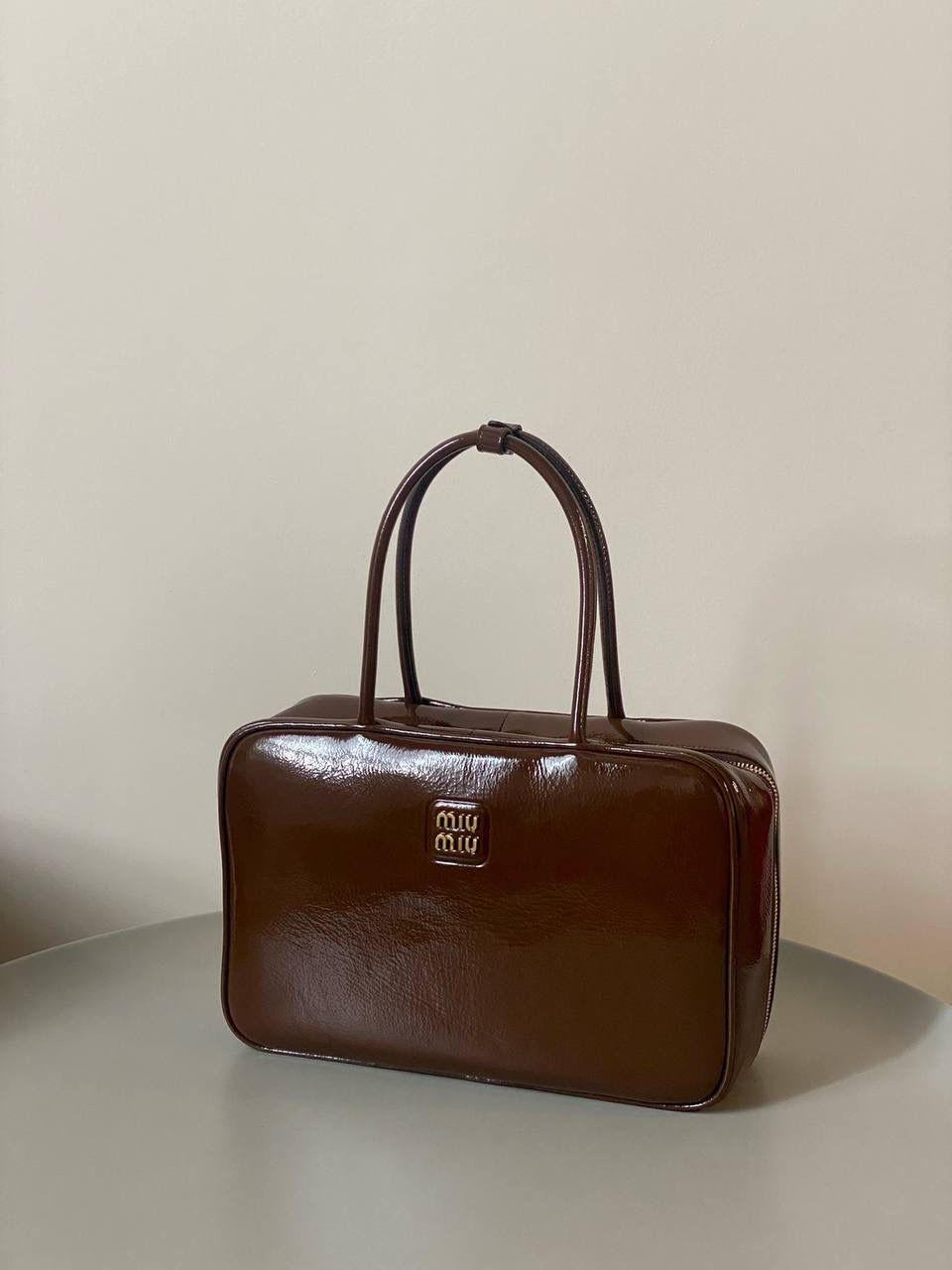 🈶漆皮紫檀木色 𝗠𝗶𝘂𝗠𝗶𝘂公文包| 新面料来啦 漆皮色泽光亮自然饱满～ 皮面透着的皱纹仿佛湖面上的水波纹 无论是视觉还是手感，质感都很绝！ 34×23×10cm #F0020m