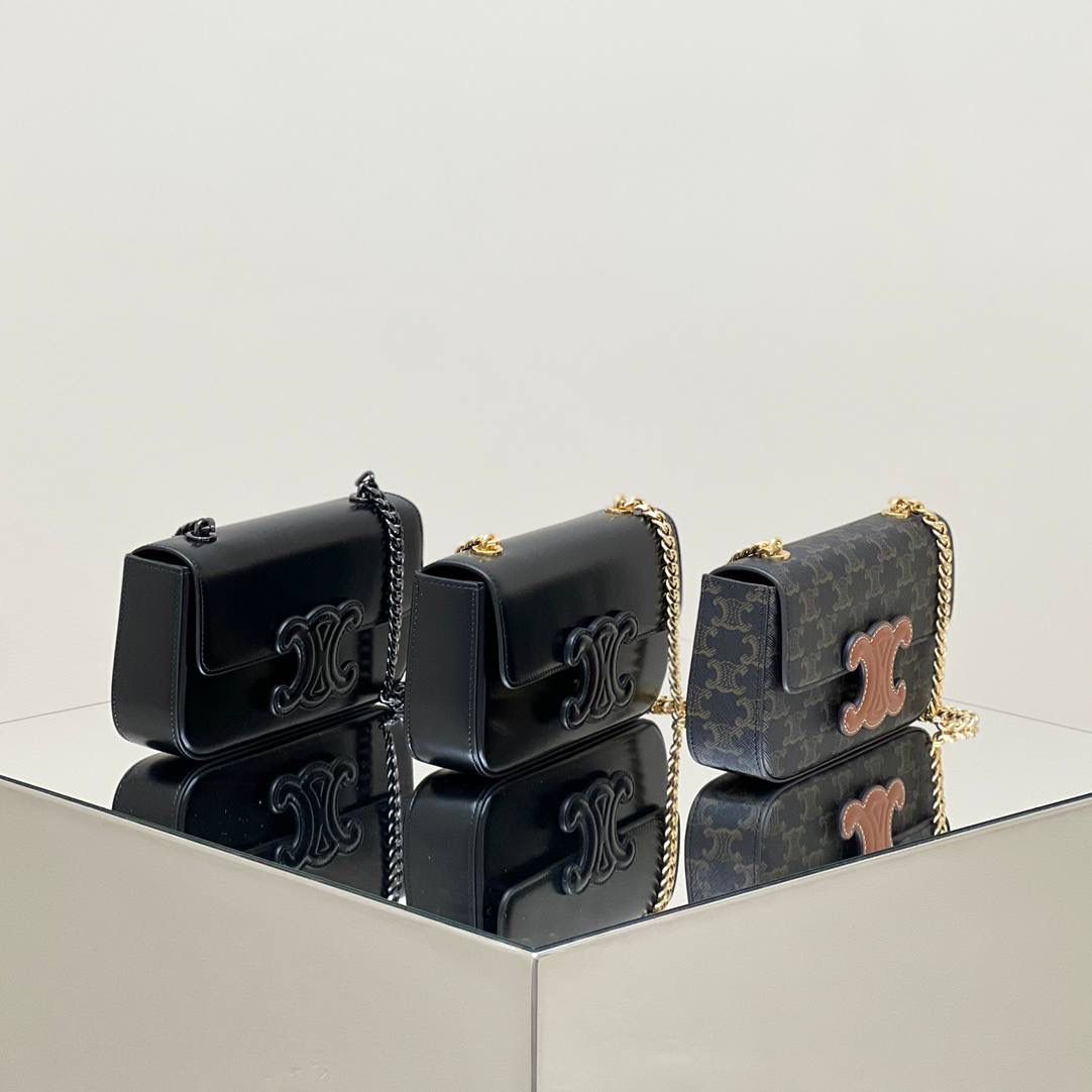 𝑪𝒆𝒍𝒊𝒏𝒆凯旋门腋下包从皮带变成链条款，玩味又年轻时尚，同色logo的设计也足够时髦，反正是不该看，看了挪不开眼🫣