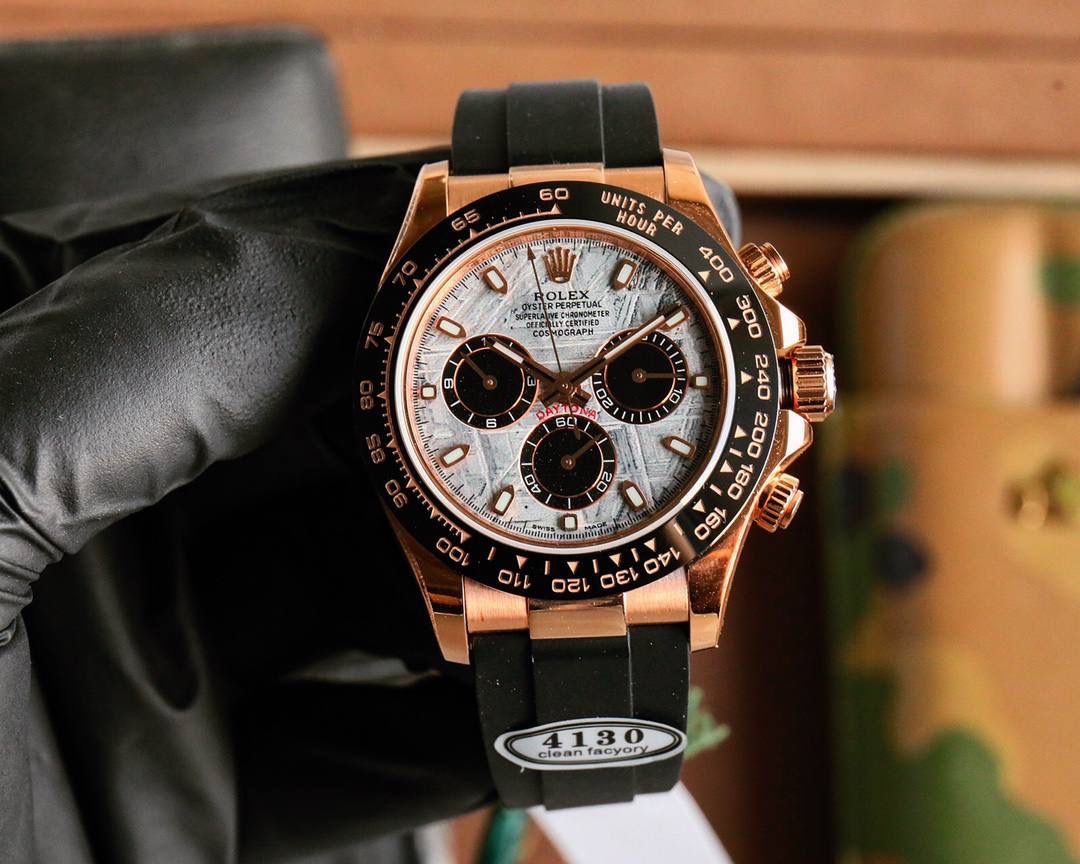 🔥 劳力士迪通拿🈶️最新版厚度12.2mm到货‼️ C厂开模一比一完美复刻！！！ 迪通拿尺寸:40mm×新12.2mm/老12.4mm 功能:时、分、秒、计时显示 1.迪通拿7750机芯腕表厚度按2023年最新表为12.2mm，旧款为12.4mm,市场其它版本7750假夹板机芯，通过压低针杆，改薄机芯厚度。稳定性极差，不能做到和正品一致。 2.采用7750一体机机芯，背后采用雕刻和电镀字体更加光亮。 3.钢带采用原AR厂。其次，表扣再次升级比例尺寸。 4.表壳更新底盖抛光亮面尺寸和牙边的弧度。 5.表针采用Buff工厂再度升级，三枚小秒针和大秒针，均按照单支定做且实心针套，针帽呈现蘑菇圆头状。 6.陶瓷圈再升级镀铂金膜字保持不变色，且更新字体粗细。 7.字面对照最新版白面，采用瑞士油墨加韩国陶瓷调制打磨做到有厚质感纯乳白色与原版无色差。告别市场之前发黑的“死白”色。 8.刻度字钉每粒独立CNC雕刻而成，每粒手工打磨边缘。夜光采用瑞士夜光粉与正品无色差。最终效果是市场最接近原版发光视觉。 9.玻璃采用全通透蓝宝石，无边缘视觉。