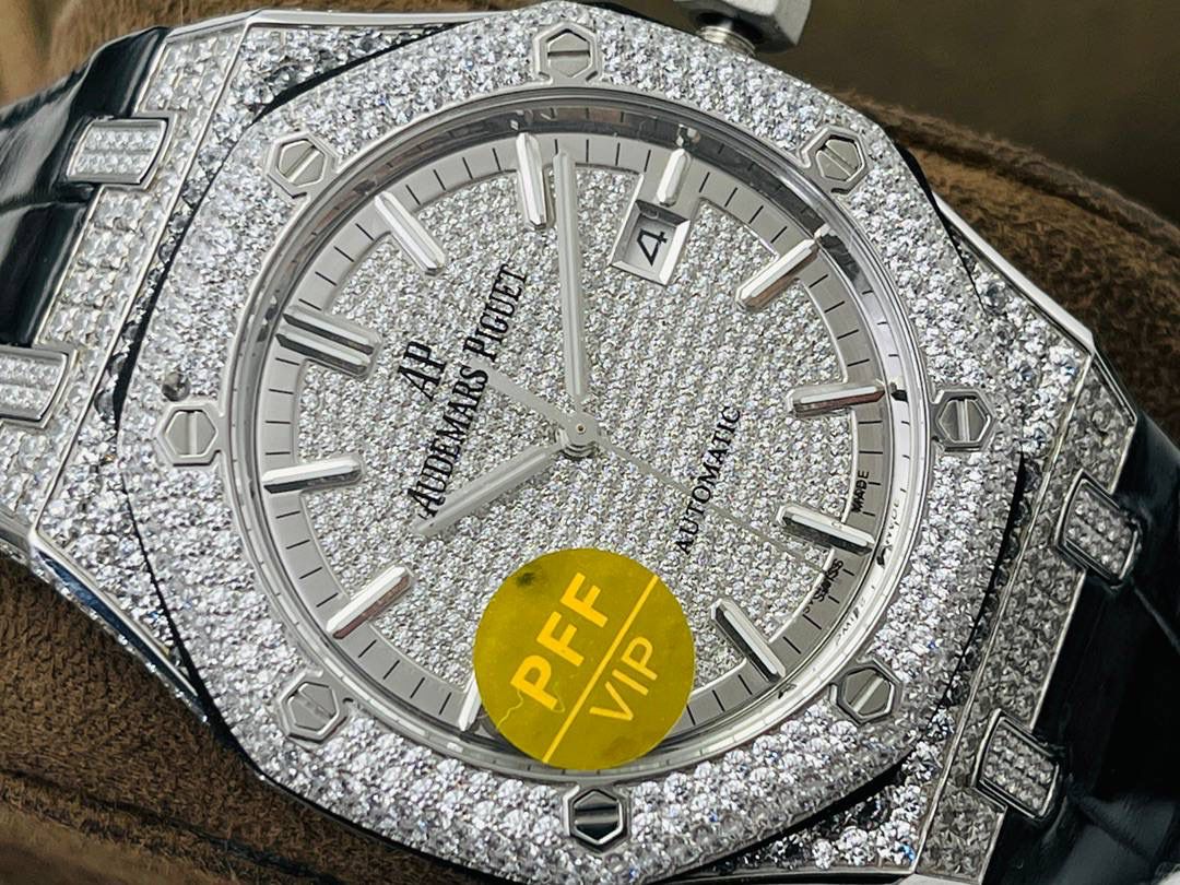 🚀顶级玩家 爱.彼Audemars.Piguet皇家橡树系列！15402OR.ZZ.D003CR.01满天星奢华腕表！细节方面： 1⃣️【定制机芯】搭配定制版Cal.3120全自动机芯机械，品质稳定性强！ 2⃣️【表壳材质】18k金密镶施华洛世奇水钻，璀璨夺目，魅力绽放！ 3⃣️【表盘材质】表盘铺镶418颗钻，搭配荧光立体时标和皇家橡树指针。展现创新的精妙设计细节分钟刻度位于表盘外圈之上，时标宽度加大。 4⃣️【表镜材质】反炫光处理的蓝宝石水晶玻璃镜面，背透蓝宝石玻璃。 5⃣【表带材质】手工缝制方形大鳞片鳄鱼皮，黑棕蓝灰四色可选配。另送进口橡胶带一条。 6⃣【表扣材质 】18K金A.P字样镶钻折叠表扣。 7⃣【表冠材质】18k金旋入式表冠。 8⃣【防水深度】50米 9⃣【腕表直径】41MM，厚度11MM！ 顶级玩家 细节精心打磨！极致乱真版本！欢迎各位玩家品鉴！（现在买就送专用高端商务用笔一支）