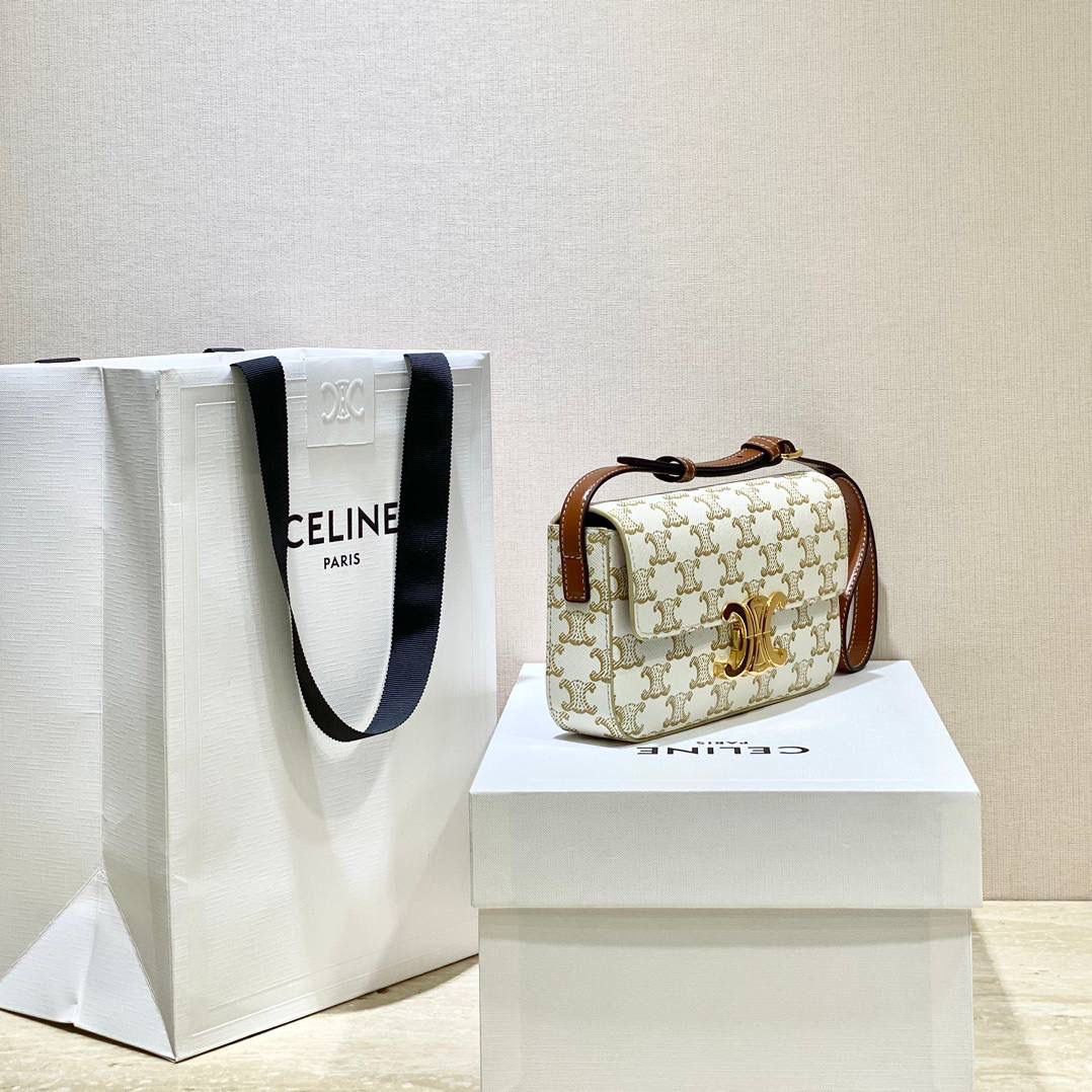 🔥大货实拍图 𝗖𝗘𝗟𝗜𝗡𝗘 ♥ 𝗧𝗥𝗜𝗢𝗠𝗣𝗛𝗘 𝗦𝗛𝗢𝗨𝗟𝗗𝗘𝗥 𝗕𝗔𝗚 感觉这两年𝐂𝐞𝐥𝐢𝐧𝐞是不是打开了任督二脉！出的包是越来越绝了！新款凯旋门腋下包简直惊喜爆棚！确认过眼神是我想要的包！必须要拥有的那种❗️ 型号：194142 尺寸：20*10*4cm