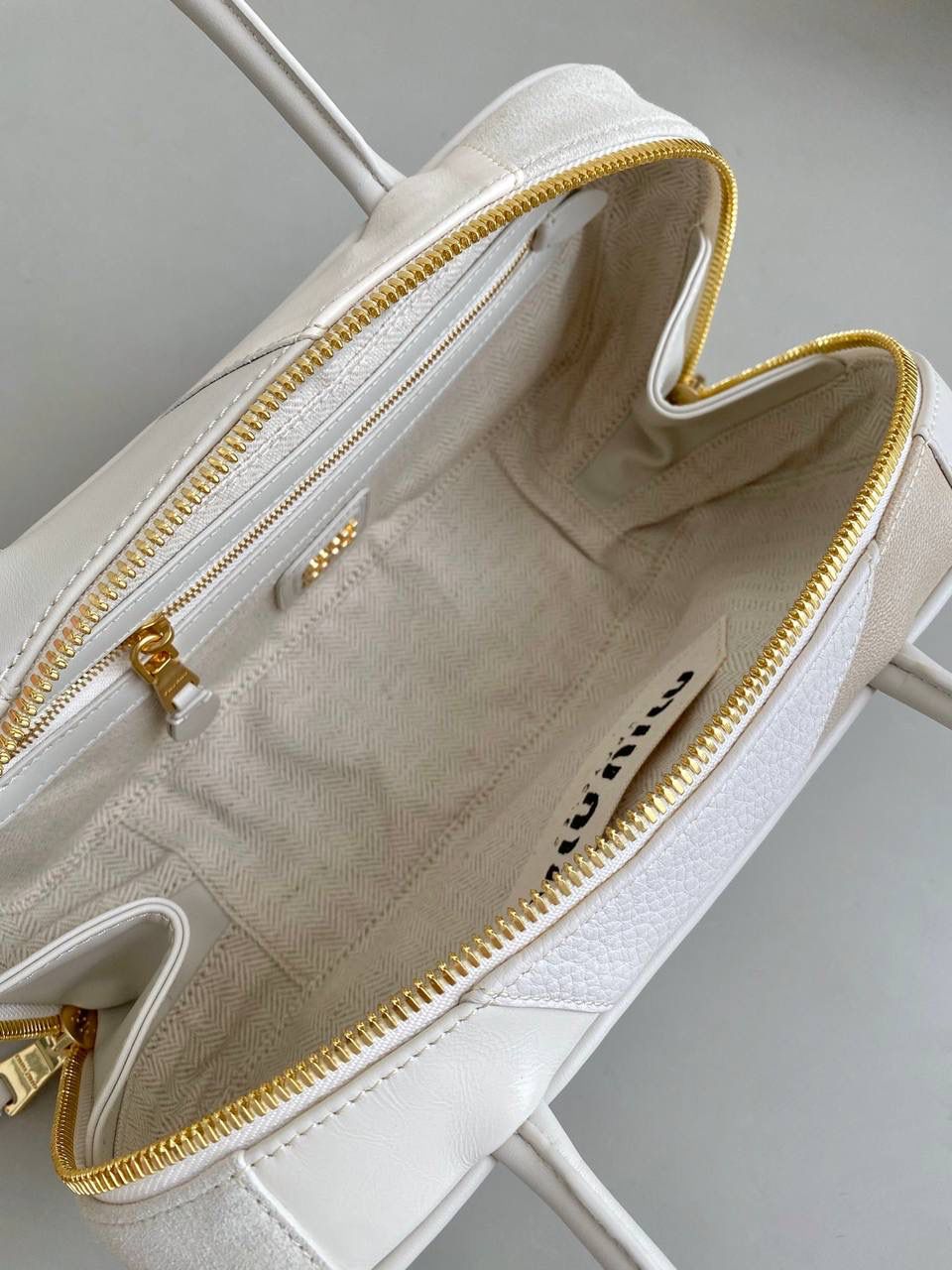 🈶拼接白 𝗠𝗶𝘂𝗠𝗶𝘂保龄球，大爆款 白色拼皮简直就是甜酷代名词！ 简约精致的设计真的好耐看 不同色系拼接有点流浪感又透着高级 色彩搭配温暖而富有层次，加上轻微的做旧 New vintage风的质感，很特别 整体造型非常慵懒惬意，保证了舒适性和实用性的同时还兼顾了美观性 时尚，非它莫属了！ 27×12×9cm #F0011m