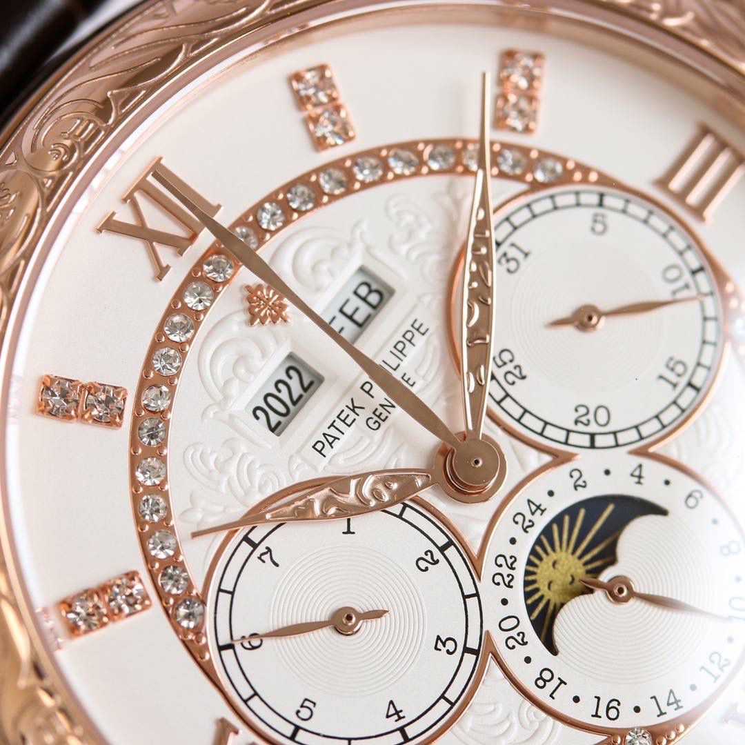 复古。精湛的工艺！ 年度最佳典藏之作——百达翡丽古典超级复杂多功能 万年历功能腕表 团队历时两年多精心设计，不计成本，敢为人先，力求完美，克服重重难关，突破多层技术瓶颈，机芯型号为CH 29-535 升级版，质量稳定！表盘6点位置是月相显示和日期分拨。所有的万年历标志都很好，一眼就能读懂。内里搭置了仿324 S Q 自动上链机芯，是 324 自动上条传奇机芯的精装版本。【表带】经典意大利小牛皮表带，纹路清晰，质感好。搭配圈市面最顶级的百达翡丽灯笼表扣，通用原装无压力。 优雅的Calatrava雕花表壳极具个性，42毫米的表径适配大众男性手寸，与专柜一致，非常商务可亦休闲。