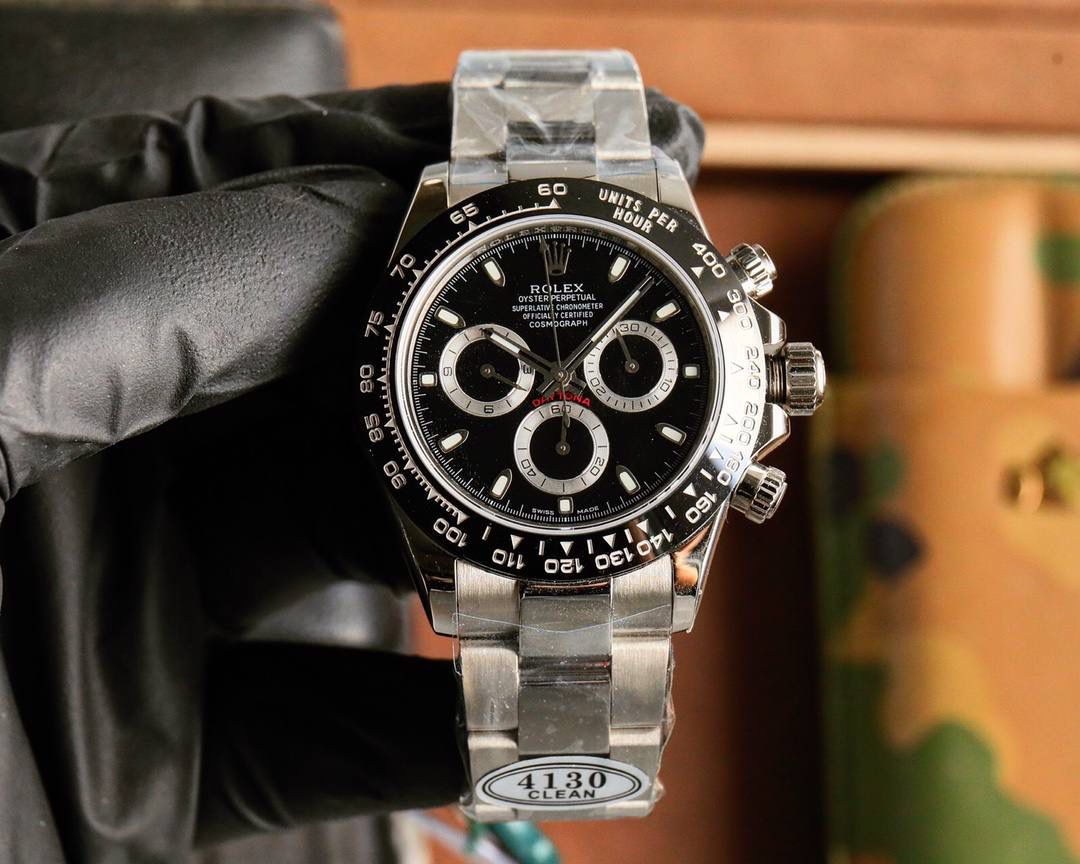 🔥 劳力士迪通拿🈶️最新版厚度12.2mm到货‼️ C厂开模一比一完美复刻！！！ 迪通拿尺寸:40mm×新12.2mm/老12.4mm 功能:时、分、秒、计时显示 1.迪通拿7750机芯腕表厚度按2023年最新表为12.2mm，旧款为12.4mm,市场其它版本7750假夹板机芯，通过压低针杆，改薄机芯厚度。稳定性极差，不能做到和正品一致。 2.采用7750一体机机芯，背后采用雕刻和电镀字体更加光亮。 3.钢带采用原AR厂。其次，表扣再次升级比例尺寸。 4.表壳更新底盖抛光亮面尺寸和牙边的弧度。 5.表针采用Buff工厂再度升级，三枚小秒针和大秒针，均按照单支定做且实心针套，针帽呈现蘑菇圆头状。 6.陶瓷圈再升级镀铂金膜字保持不变色，且更新字体粗细。 7.字面对照最新版白面，采用瑞士油墨加韩国陶瓷调制打磨做到有厚质感纯乳白色与原版无色差。告别市场之前发黑的“死白”色。 8.刻度字钉每粒独立CNC雕刻而成，每粒手工打磨边缘。夜光采用瑞士夜光粉与正品无色差。最终效果是市场最接近原版发光视觉。 9.玻璃采用全通透蓝宝石，无边缘视觉。