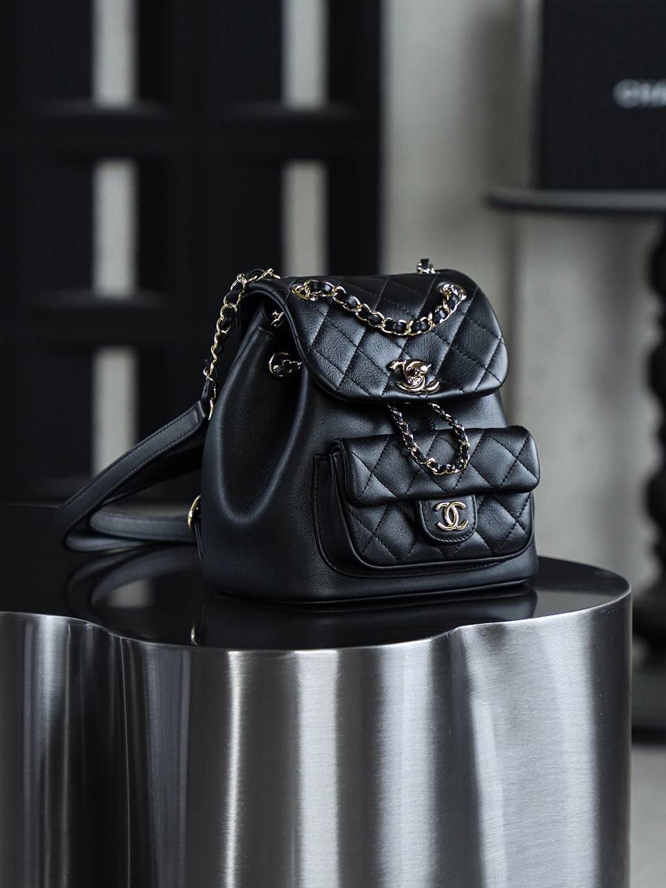 23P Duma小號雙肩包鑒定版👜 ITALY意大利皮料過關清單資料可査詢 從90年代紅到現在的Duma，熱度不減甚至一包難求！ 容量可觀非常實用，甚至背法多變可以手提、單肩背、雙肩背，俏皮可愛且超級减齡！ 五金：厚镀14k浅金扣 皮料：italy原廠摔紋小牛皮 尺寸：18*18.5*12cm