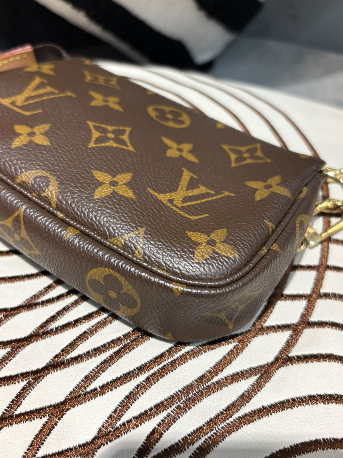 Lv mini pochette chain bag monogram ,100%AUTHENTIC, 98%new 