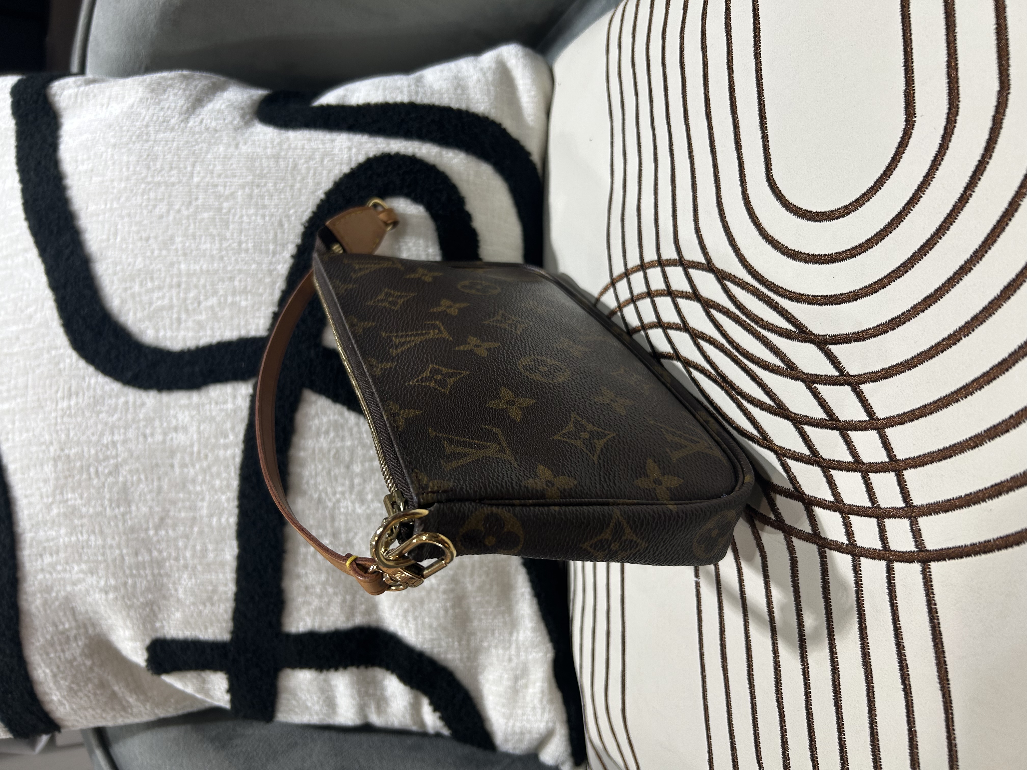 LV Pochette monogram hobo bag 100%Authentic, 90%New 
