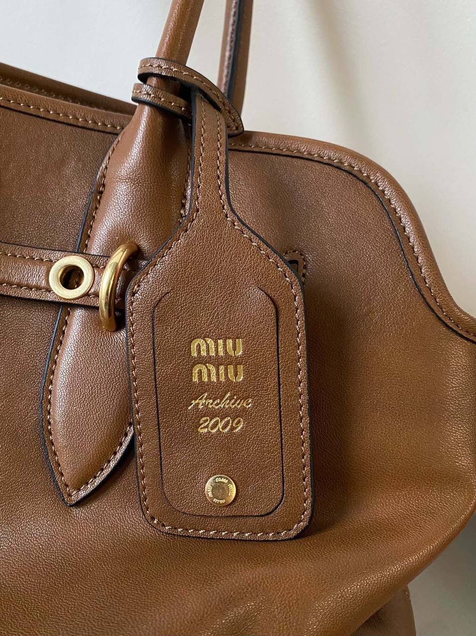 🈶焦糖色， 𝗠𝗶𝘂𝗠𝗶𝘂 手提包 这只Aventure我要夸爆它！ 绝对是公文包中的颜值天花板 这款有多难买不用多说，绝对的断货王 酷酷的慵懒感洋气且时髦 还有一丢vintage感，超有调 上班通勤，日常出街都超出片 很有年轻人的活力！ 31×40×13cm #F0023m