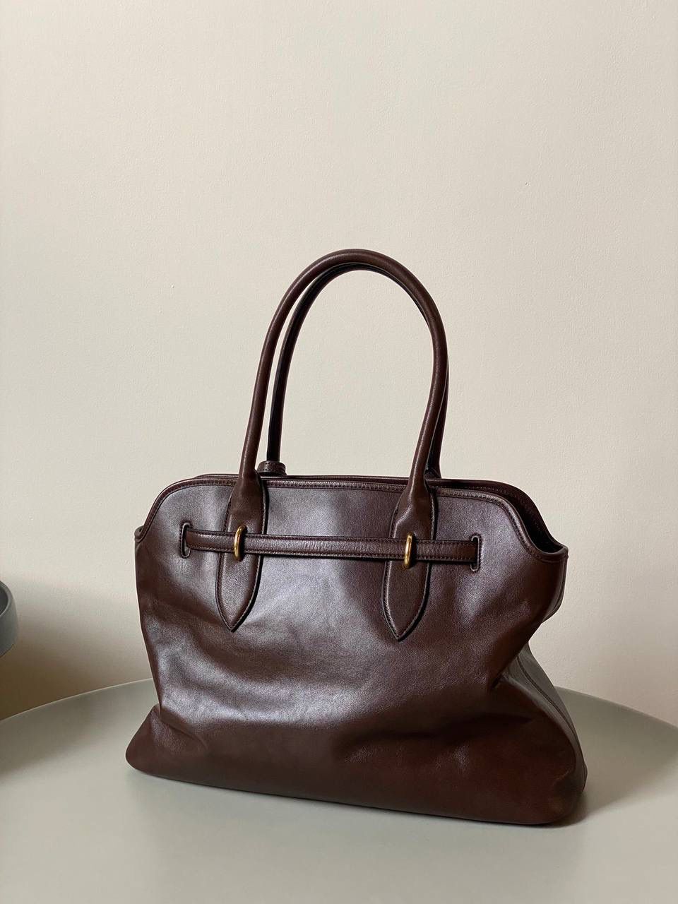 🈶石南木色 𝗠𝗶𝘂𝗠𝗶𝘂24秋冬手提包 今年这只巧克力色 给调色师跪下了！ 一整个浓浓的秋冬氛围感，已经开始期待秋天了 不管是皮质还是色泽都超有质感 根本爱到不行啊 近两年miu水涨船高，爆款制造机 出什么火什么，杀疯了已经，都去冲 31×40×13cm #F0023m