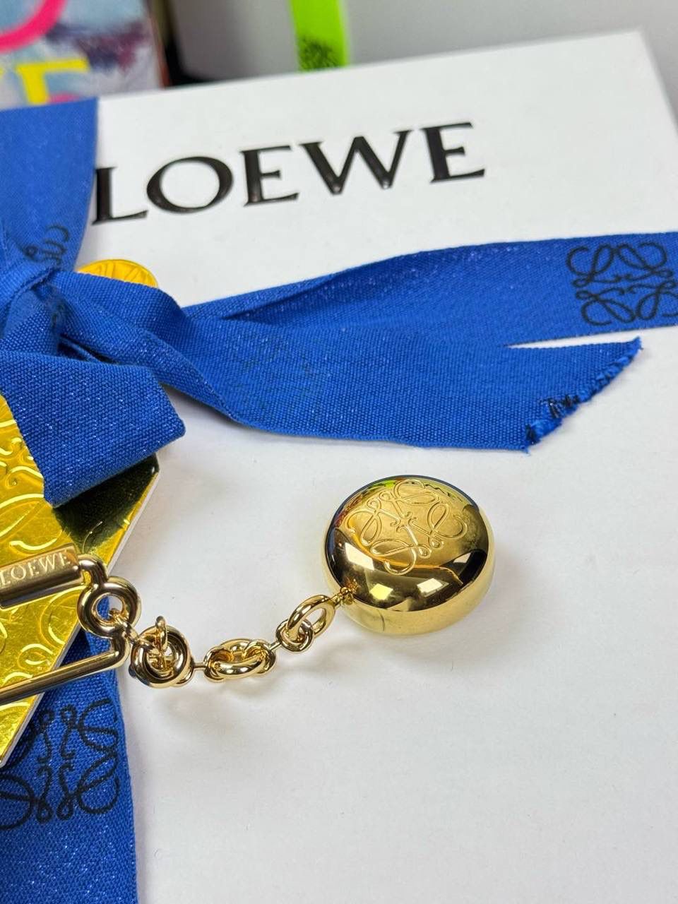 🎈罗家重磅出新👏吊坠出货啦♥️ ➖【金球/银球吊饰】 不仅仅是装饰，更是时尚的追求。可搭配所有包包👜，也可以搭配所有服饰，腰带等，让穿搭变得与众不同，精致时髦😍