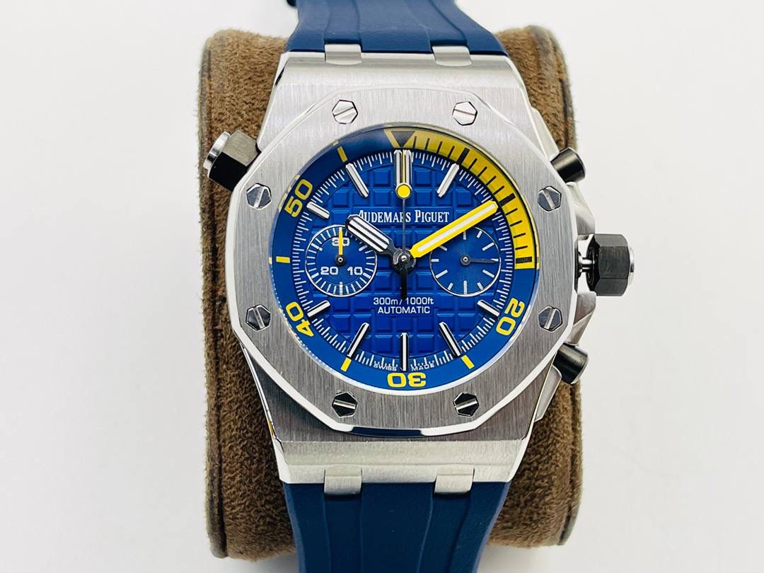 爱彼A P皇家橡树系列水果腕表！ 型号：26703 跑秒计时自动机械男表！搭载原版cal.3124机芯 直径：42MM！ 1⃣️表壳材质选用的904L精钢，经过CNC一次成型锻造了42MM的表径，表壳在经过拉丝工艺多次打磨抛光后做到了无懈可击，包括螺钉也一致还原！ 2⃣️表盘字面格纹错落有致，立体感很强。刻度线粗细程度以及长短均与正品保持一致。条钉时标内部填充超强夜光材料。两组小圆盘对称分布，就像两只小眼睛。盘面内有一圈一圈的放大环，细节处理很到位。 3⃣️橡胶表带表面的磨砂质感很强.采用无味不沾灰尘的进口橡胶，只为提高佩戴的舒适感！ 4⃣️前后玻璃都采用蓝宝石水晶镜面玻璃，镜面通透性也很强。这款腕表采用3124机芯，做到了外观和正品的极其相似，走时精准稳定！