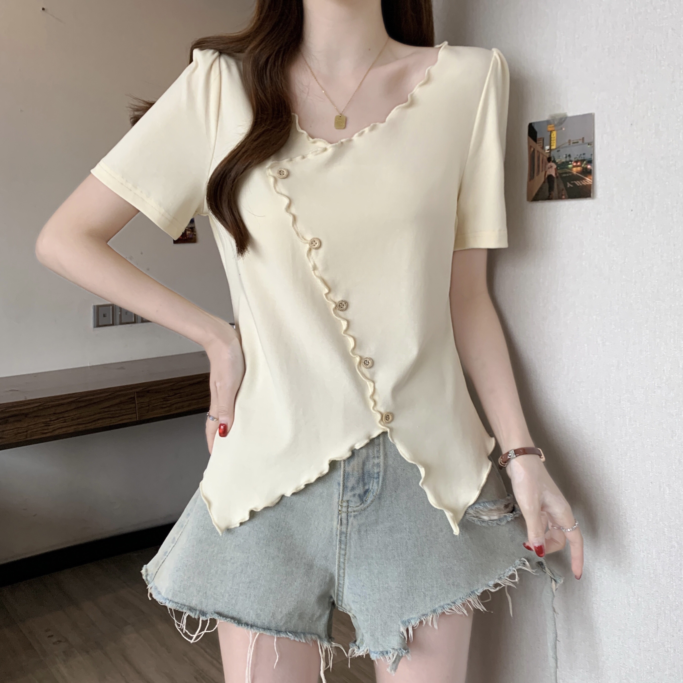 B161(80713) 韩系气质尖角拼斜排钮木耳边设计感3色上衣