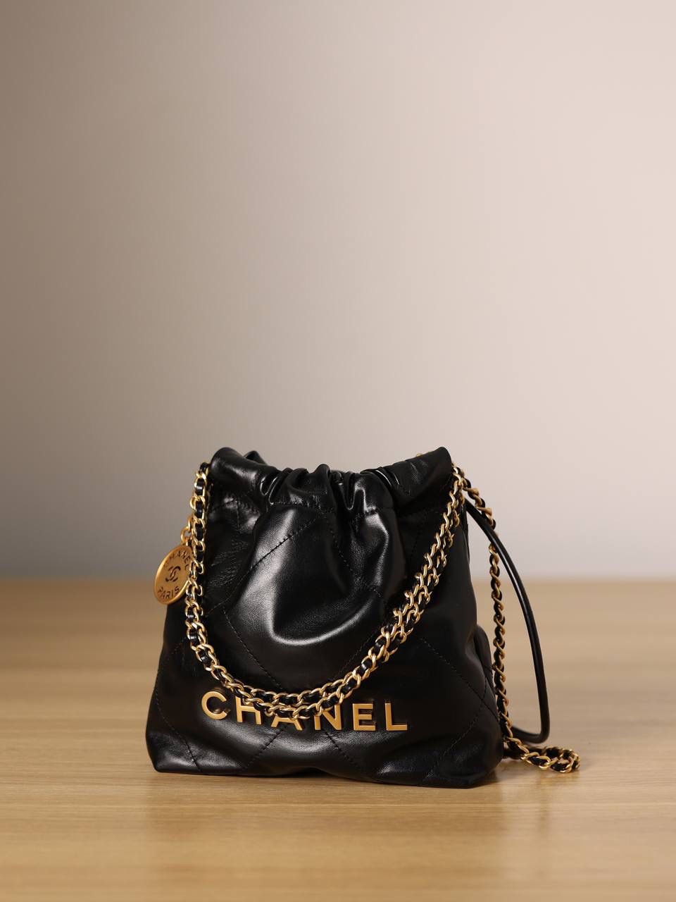 chanel 22迷你手袋💞👜 独家渠道货 高清实拍图首发 材质：亮面小牛皮与金色金属黑 牛皮是原厂皮 、原厂进口头层小牛皮、真皮、毛孔清晰可见的小牛皮 五金材质是做旧的古铜金属 尺寸：20cm x 19cm x 9cm