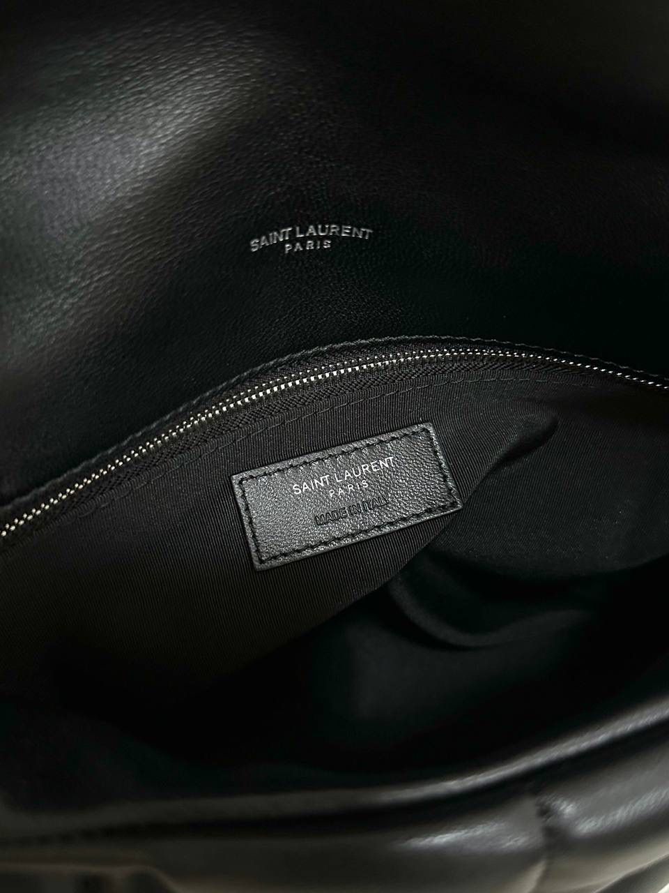 小号黑银👽 ys1 loulou puffer绗缝羊皮包 每家每户都有出个软绵绵的云朵包 它能从中脱颖而出有它的道理 特别洋气千金风，上身是真好看！ 小羊皮手感也软乎乎的很舒服 自重轻容量大～ 通勤日常都no problem☺️ 29×17×11cm577476m