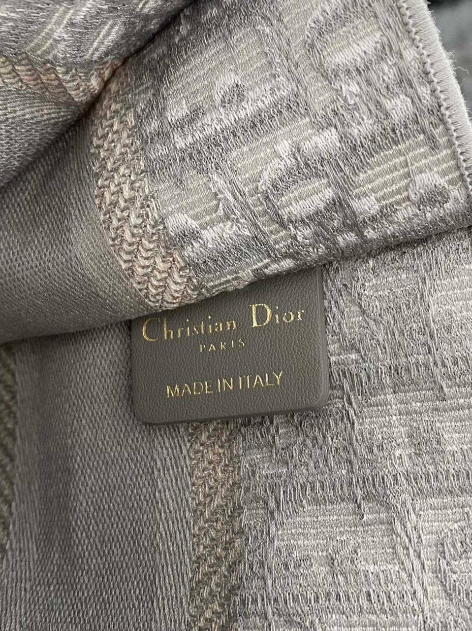 🈶老花灰，迷你 𝗗𝗜𝗢𝗥 𝗕𝗼𝗼𝗸 𝘁𝗼𝘁𝗲 𝗺𝗶𝗻𝗶手袋" 真的是太太太可爱了吧！！ 凹造型分分钟出大片的既视感 小包当道，推荐❗ 23×17×11cm