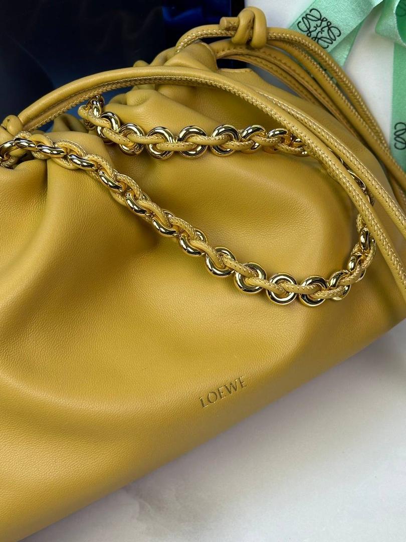 🎈中号链条款𝙁𝙡𝙖𝙢𝙚𝙣𝙘𝙤 𝙋𝙪𝙧𝙨𝙚羊皮 ——【沙漠黄】 尺寸：𝟯𝟬-𝟭𝟬.𝟓-𝟮𝟬𝐜𝐦 编码：012403 👉🏻延续福袋收缩绳褶皱设计，羊皮包身手感细腻柔软❤️ 👉🏻链条肩带➕皮肩带的双肩带设计，时尚百搭，给足了集美们多样化的选择。肩带可拆卸可调节，磁扣开合，正面烫金𝙇𝙤𝙜𝙤，呈现出高贵典雅的视觉感😍 👉🏻独家背景➕独家品质➕独家全套砖柜礼盒套装，市场高端品质皆在我手✌🏻