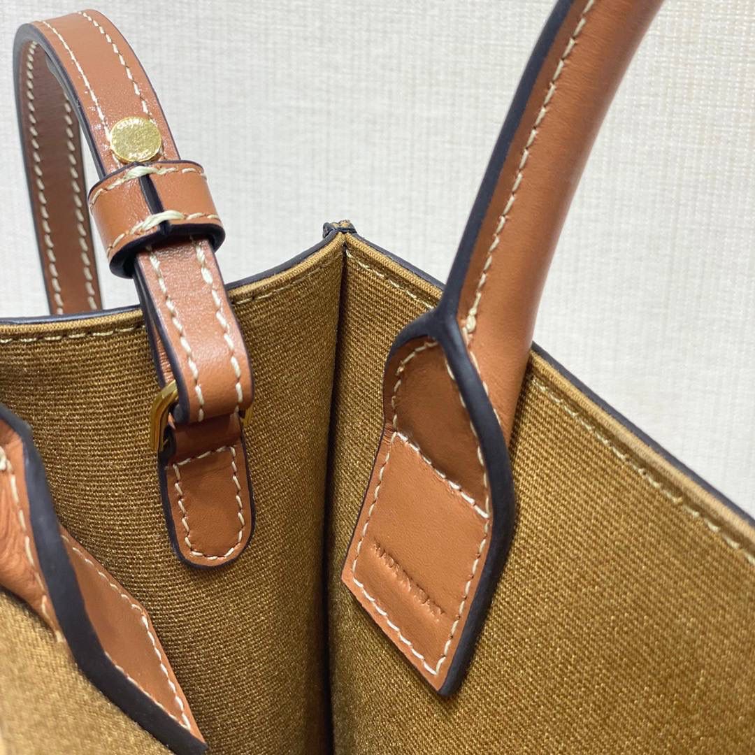 🔥大货实拍图 𝗖𝗘𝗟𝗜𝗡𝗘 ♥ 𝗧𝗥𝗜𝗢𝗠𝗣𝗛𝗘 𝗖𝗔𝗕𝗔𝗦 𝗧𝗢𝗧𝗘 今年新出的白老花真的击中我💘这是什么温柔美貌的配色啊啊啊！老花也可以满满的清新春夏感🏝 型号：194372 尺寸：17*21*4cm