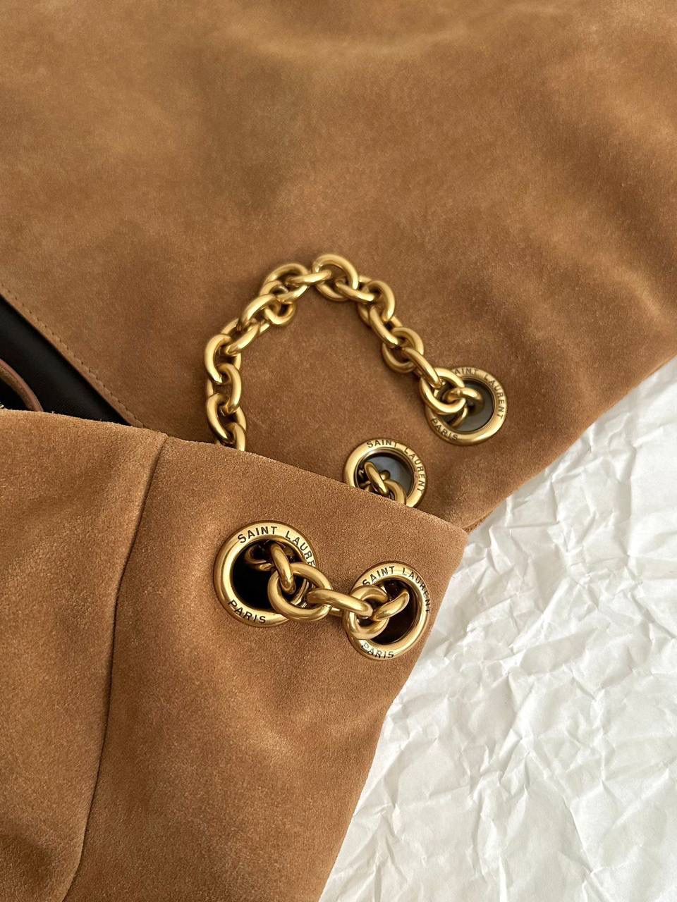 销量王🔥 ys1 jamie羊皮链条大包 麂皮棕 第2批到❗️这个羊皮，zp是微微珠光感的 市场上现在出的都是哑光的羊皮 背出去可以说是一眼jia🥲 小包用不对版或者差一点的皮还说能浑水摸鱼 但是大包真的不行😂 要不是为了等这个正确版原厂皮 我们早就出货了！还有五金也是全部等对版的 包括小小的一个鸡眼，一点都不能马虎 需要高品质的bb跟我走，不会错！ 43×29×9cm742431m