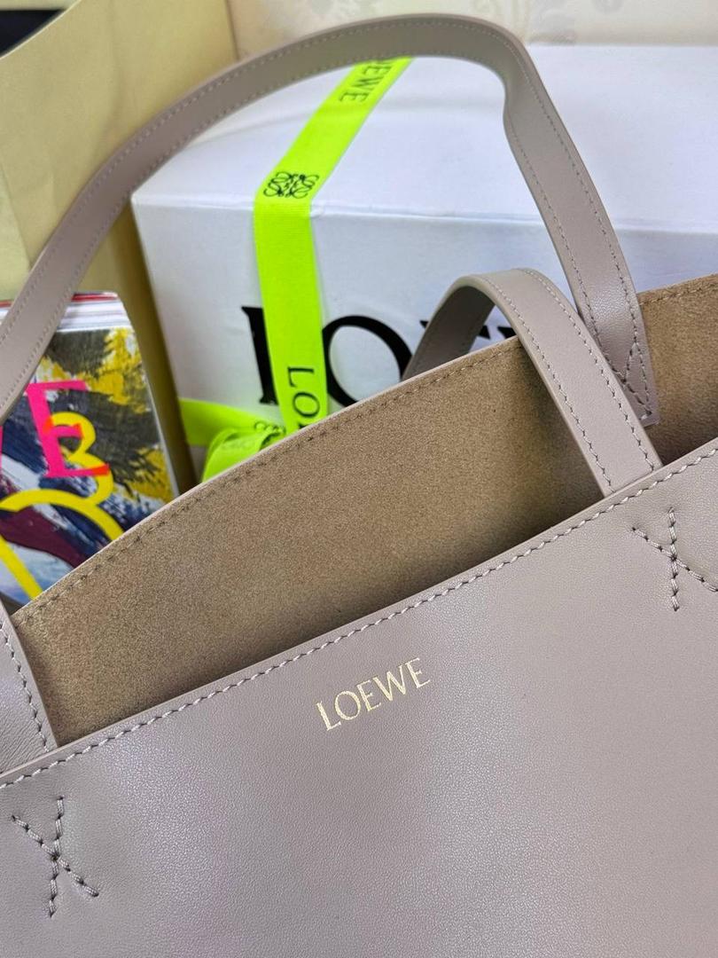 🎈*中号𝐏𝐮𝐳𝐳𝐥𝐞 𝐅𝐨𝐥𝐝折叠手袋👜*（沙色） ——全新【𝗡𝗘𝗪】升级‼️ 延续经典𝙋𝙪𝙯𝙯𝙡𝙚的标志性几何裁剪设计，新晋顶流🅰️𝙋𝙪𝙯𝙯𝙡𝙚 𝙁𝙤𝙡𝙚 𝙏𝙤𝙩𝙚以折纸包为灵感，升级成🉑完全折叠‼️的结构，立体与平面任意切换，出差旅行🧳必备单品。小牛皮材质轻且柔软，𝐌𝐢𝐧𝐢尺寸搭配一条可拆卸式肩带，手提，肩背，斜挎多样化背法✨ 尺寸：𝟐𝟓.𝟓-𝟏𝟒.𝟓-𝟑𝟏.𝟓𝐜𝐦 款号：052316