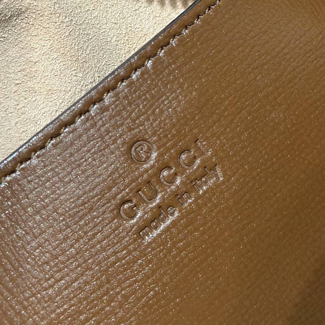 吐司🍞大爆款🔥 再来一组细节图；以表达我对他的强烈爱意，哈哈哈哈哈哈！Gucc1 horsebit 吐司包🍞(顶级原皮) 啊啊啊啊啊！！超级无敌大爆款！这应该就是我心目中的白月光， 实物是那种看到不需要犹豫马上就会买的， 相机包很多款，目前为止这个是我心目中的top 马衔扣元素和这个面料一直是我最爱的搭配设计 只是没有想到做成相机包可以这么可爱有趣 简简单单的造型却如此耐看且有那么一点高级感 跟其他相机包完全不一样！！反正这个我一拿到我就很爱很爱很爱！这个你们都可以入，必定会成为经典款！ 型号760196；尺寸20/13/6cm