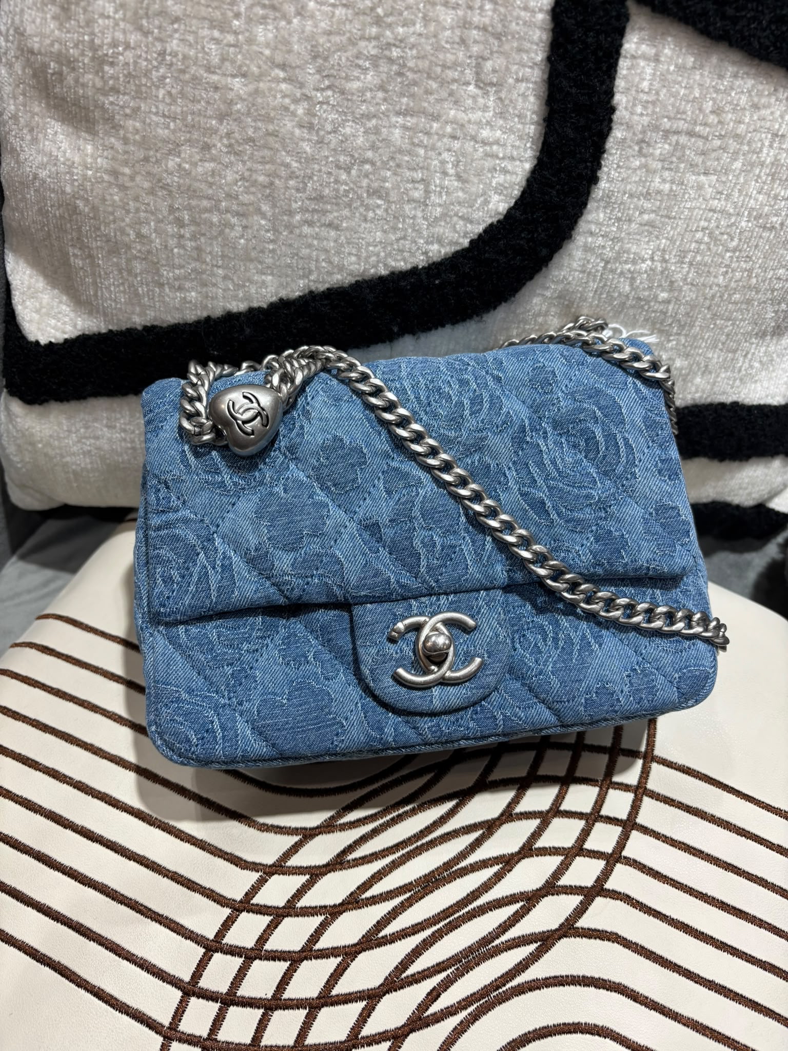 Chanel Mini flap bag with Heart Chain Shoulder Bag AS3829 denim 23P 100%Authentic, 99%New ✅晶片✅Dust bag✅Box