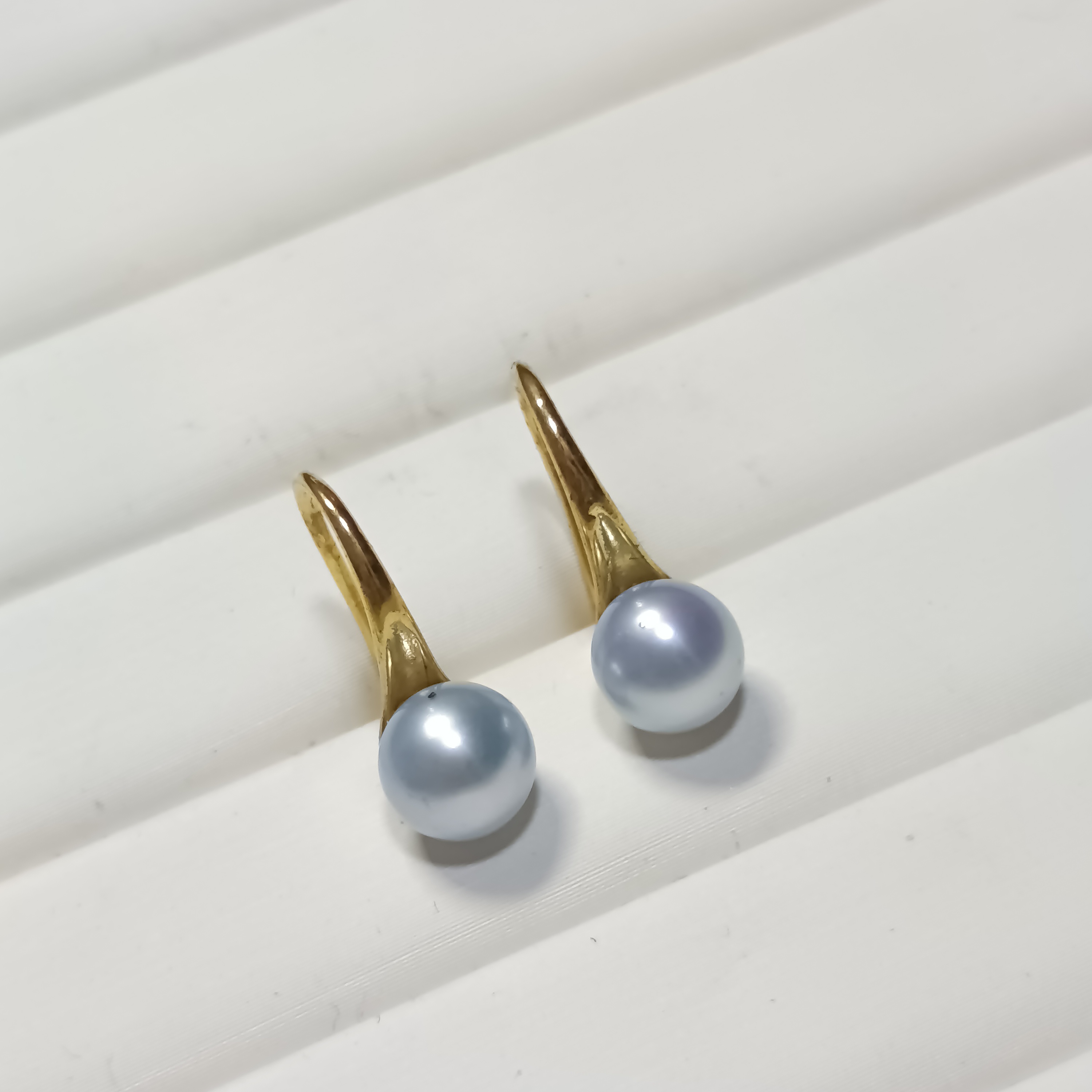 🎉特惠產品‼️近正圓強光優化銀藍色淡水珍珠金色925銀高跟鞋耳勾