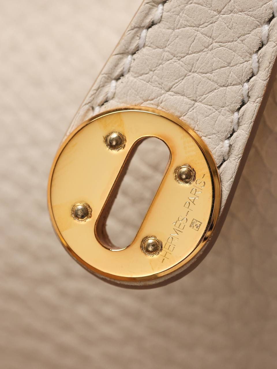 Hermes 爱马仕 Lindy Mini 19cm 奶昔白金扣👜✨ 尺寸：19*12.5*9cm Lindy是采用原厂的正品TC皮，什么是TC皮？ 爱马仕专用的clemence,简称tc皮，是Hermes最受欢迎的皮革之一，颜色会比Togo少一些，但是纹路比Togo细腻，含油更高，更软，因此稍稍有些下垂感的特点。