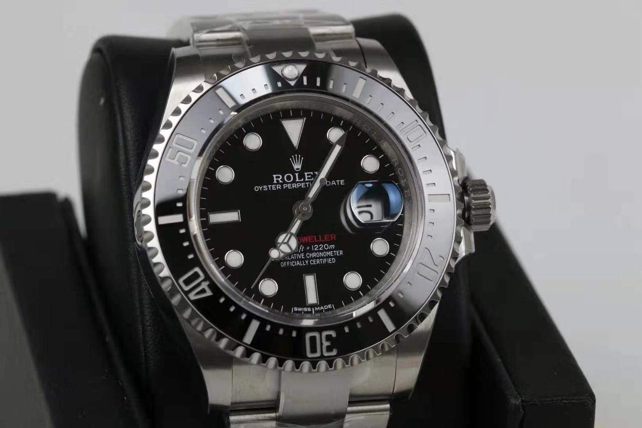 ROLEX 劳力士 鬼王系列 43mm 海使型 🎮 型号：Sea-Dweller m126600-0001｜EA3 全新研发 Cal.3235 一体机芯，历时近一年独立打磨，实现与原版一致的功能与外观结构，配件规格高度通用。 表壳采用 进口 904L 精钢，高精度锻造与抛光工艺；夜光刻度选用 瑞士进口夜光粉，发光效果贴近原版。 43mm 表径，结构扎实，细节严谨，整体质感与完成度优于同类版本。