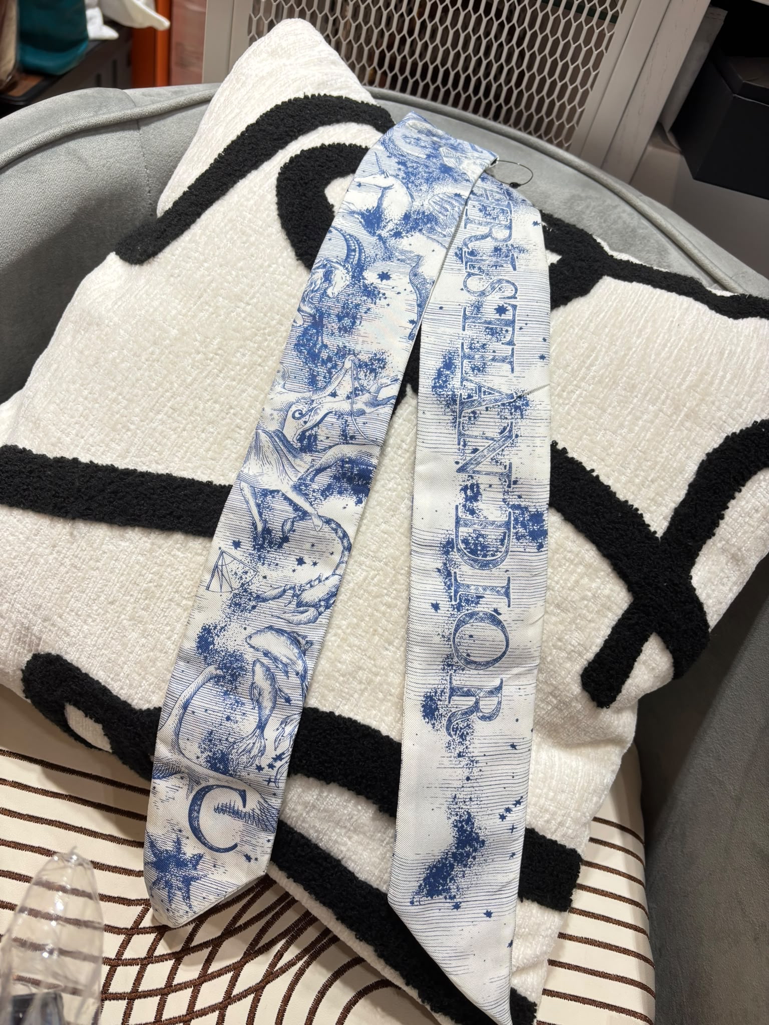 Christian Dior Twilly Toile de Jouy Sauvage Mitzah 絲巾 象牙色和海軍藍斜紋真絲 100%Authentic,98%new