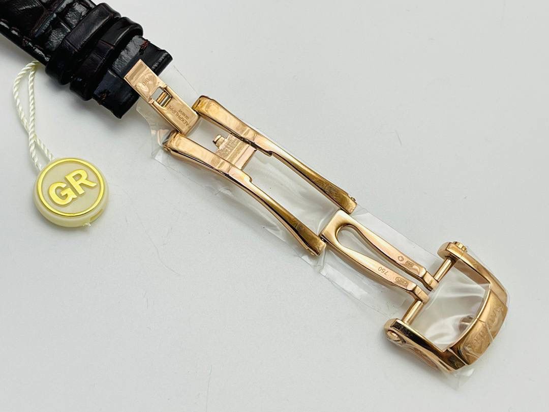 百达翡丽Patekphilippe运动系列鹦鹉螺5724（霸道总裁）PP5712GR“钢王之王”巅峰出道！出道即巅峰！ 1⃣️直径40毫米，做到接近正品的厚度！ 2⃣️所有功能同正品（10字位动能显示，7字位日历和月相，4字位小秒针）和原装一样的带水平压纹图案，带荧光刻度！ 3⃣️这是真正具有里程碑意义的超级一体机芯Cal.240 PS IRM C LU。全机芯零件数265个，平面游丝，21600每小时振荡次数 Gyromax带调节砝码的摆轮，稳定无误差。(不同于市面上现有的假机芯盖甲板，假珍珠陀) 4⃣️全新修正的不锈钢表带，铰链部分根据真正的百达翡丽鹦鹉螺不锈钢表带拆解开发，和正品一致的贴合效果，逆袭市面上所有副本，铰链开合角度和正品一致，锁毕声音和正品相同。