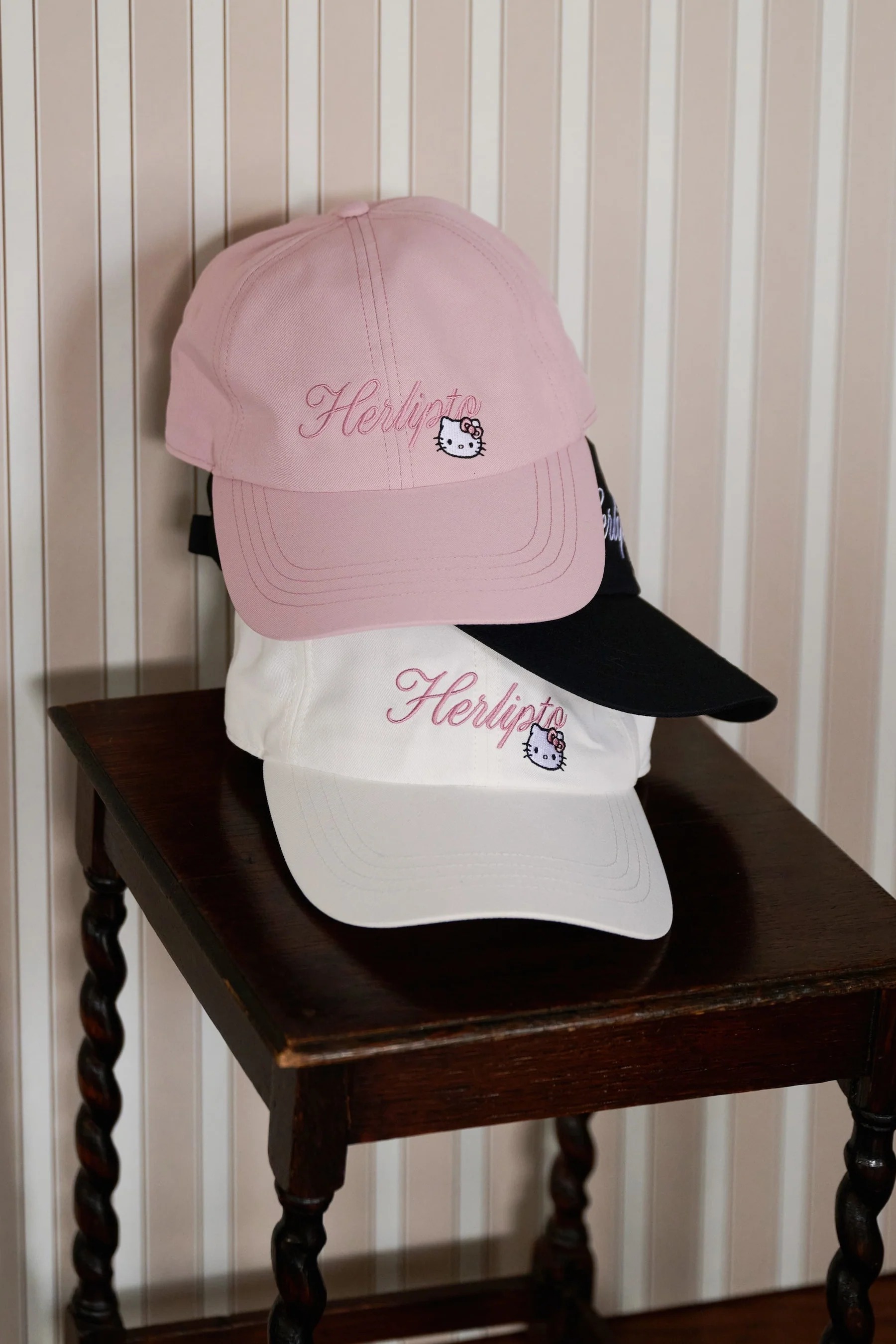  🎀【預訂】Her lip to × Kitty Embroidered Cap W