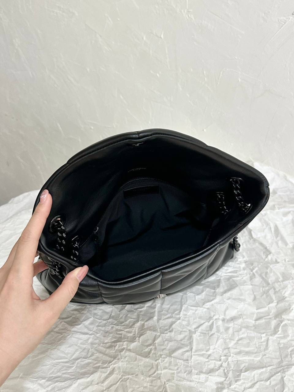 小号黑枪⚫️ ys1 loulou puffer绗缝羊皮包 每家每户都有出个软绵绵的云朵包 它能从中脱颖而出有它的道理 特别洋气千金风，上身是真好看！ 小羊皮手感也软乎乎的很舒服 自重轻容量大～ 通勤日常都no problem☺️ 29×17×11cm577476m